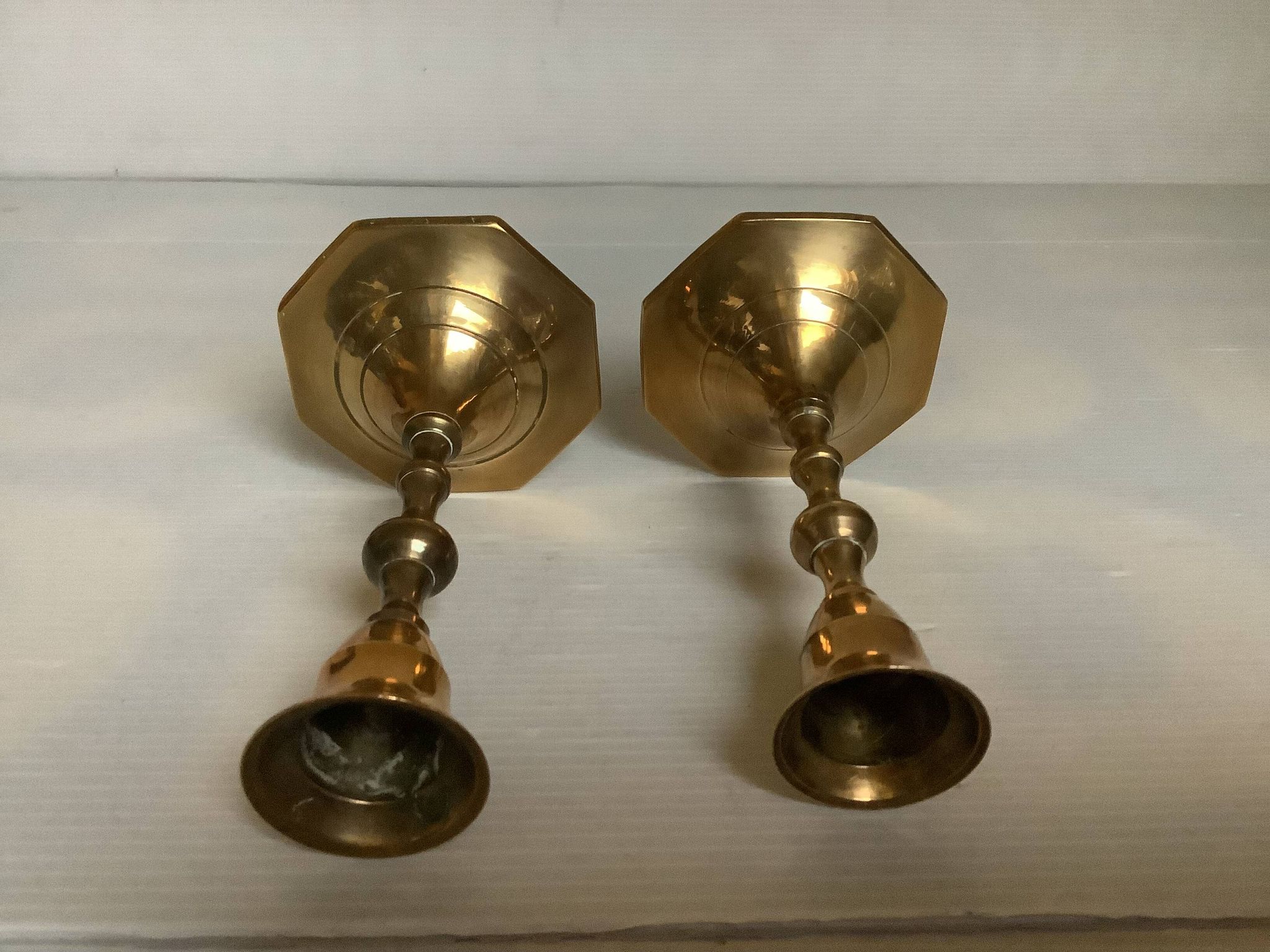 Paire de petits bougeoirs en laiton