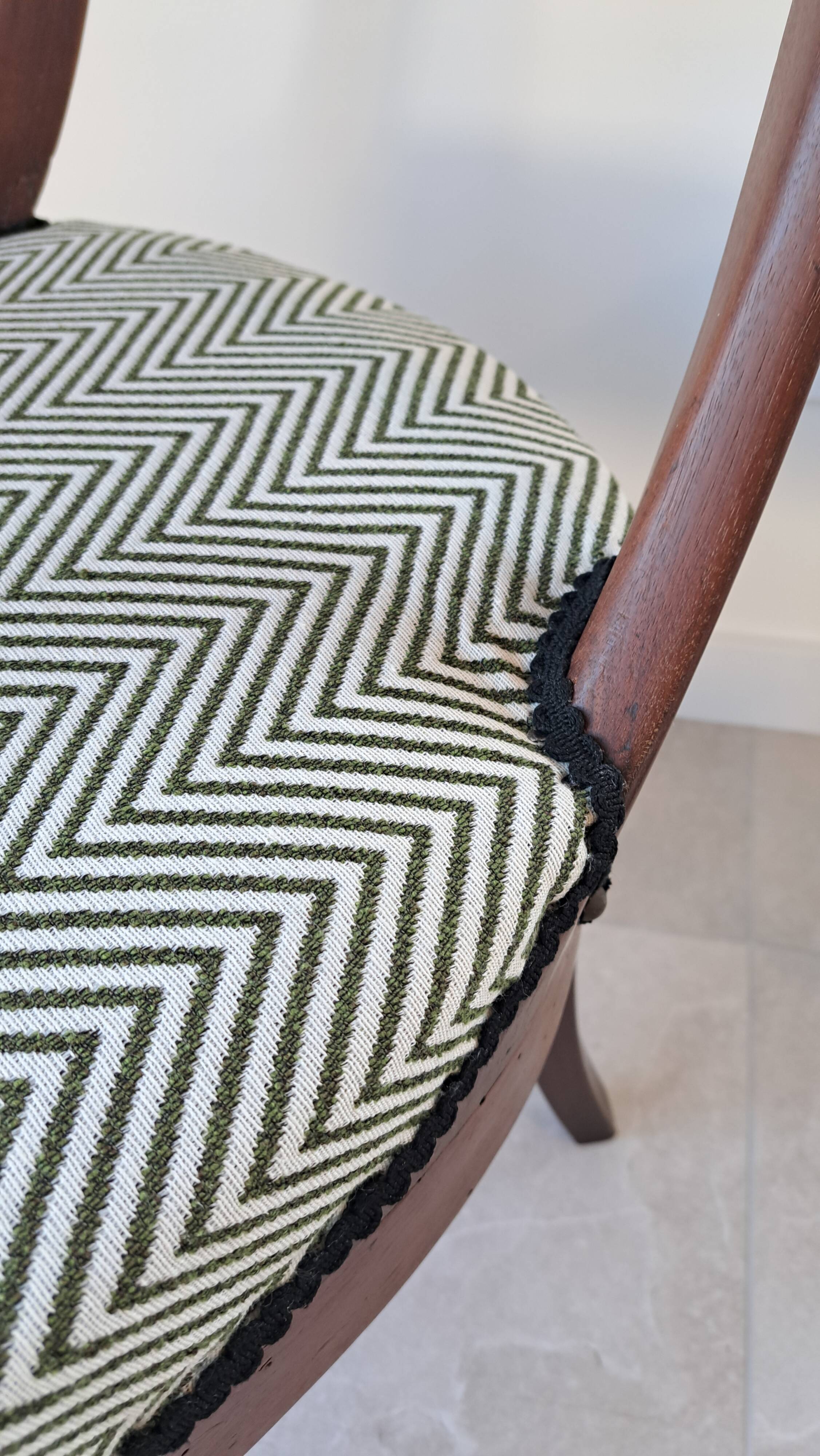 Pair of mahogany gondola chairs – Empire style – 20th century, restored