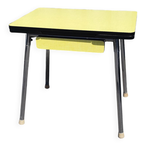 Table en formica jaune