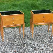 Vintage pair of bedside tables from the 1950s in sycamore and a mirror.