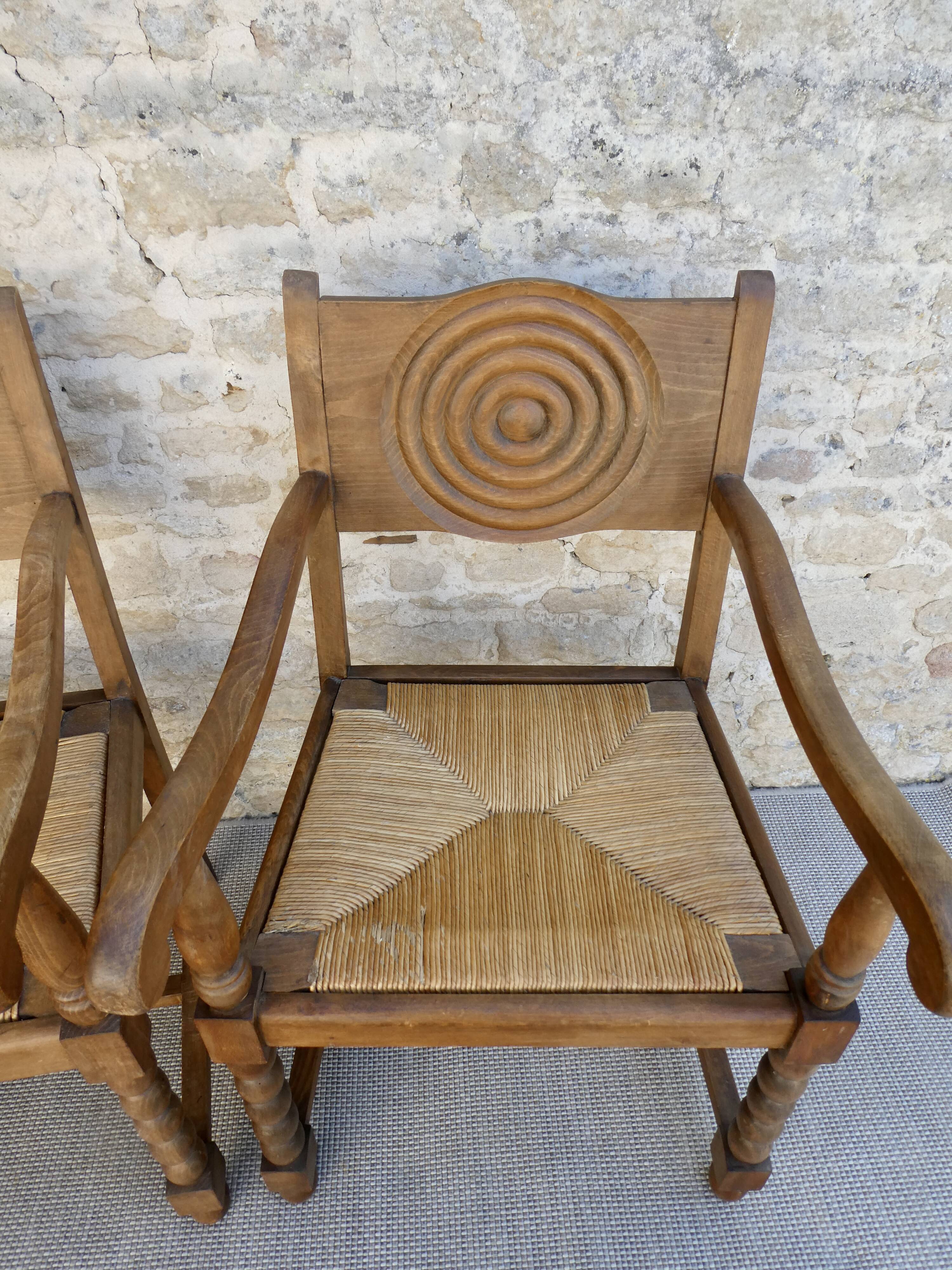 Paire de fauteuils néo-basques, en bois et assise paillée