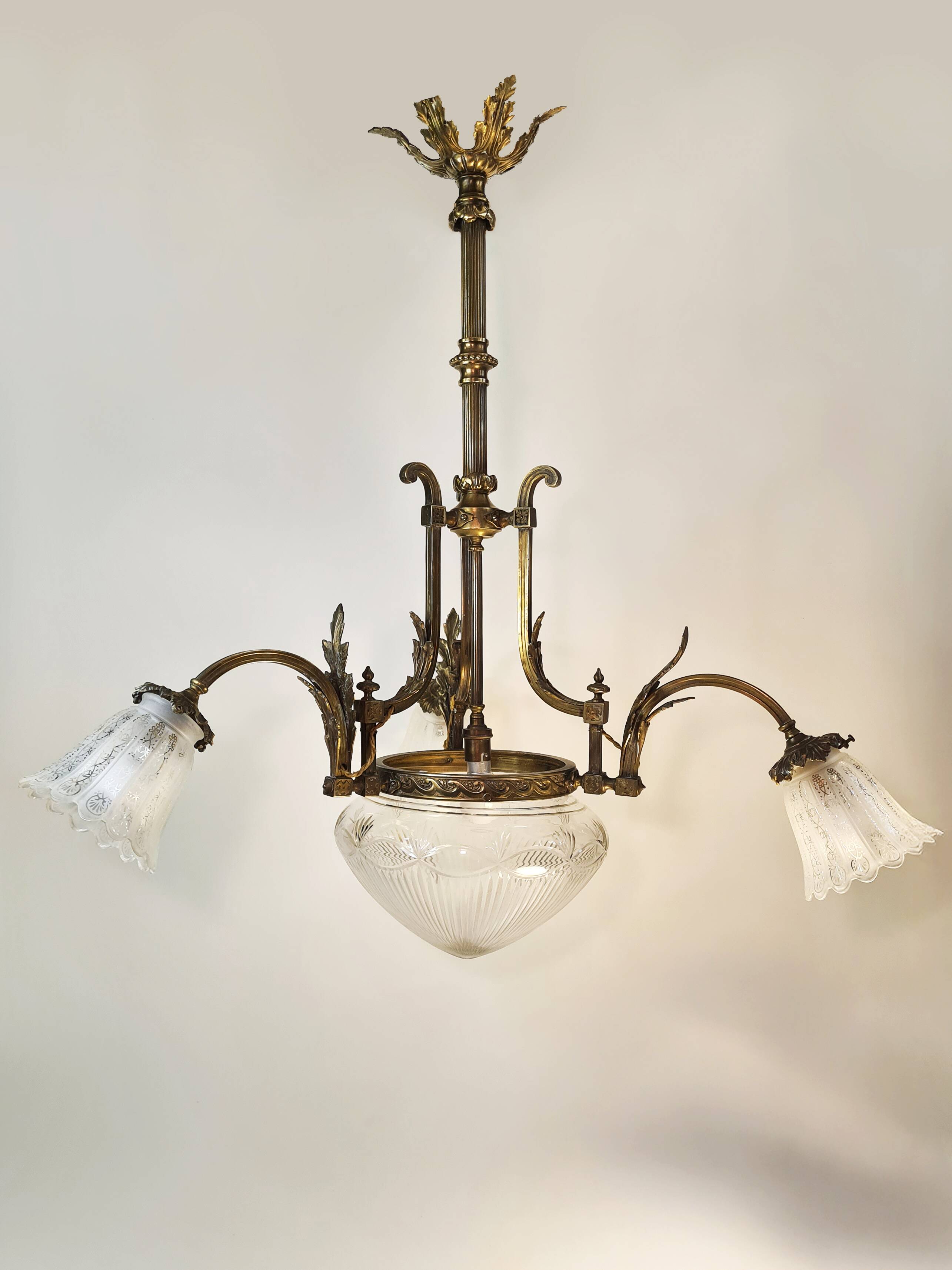 Lustre majestueux en laiton & cristal taillé – Fin XIXe