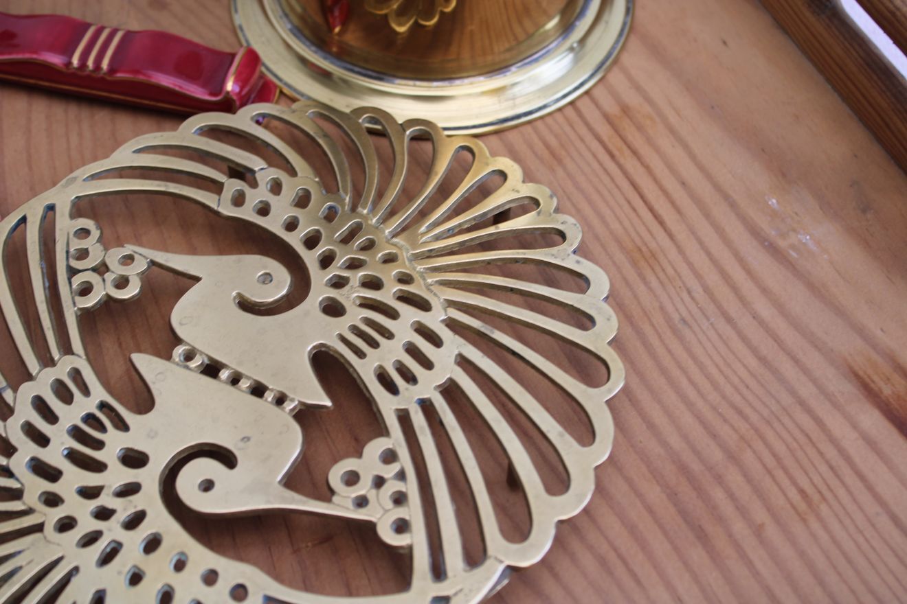 Golden table mat