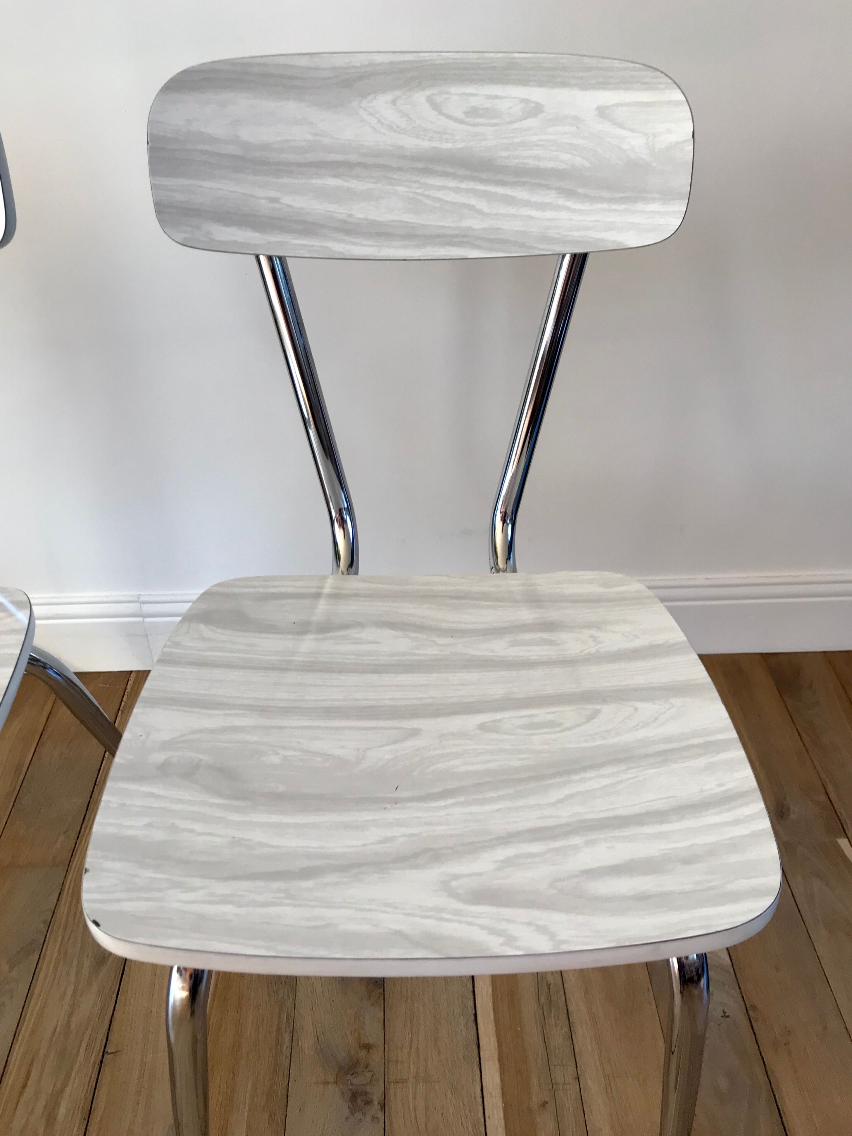 Duo de chaises en formica blanches effet marbré années 70