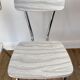 Duo de chaises en formica blanches effet marbré années 70
