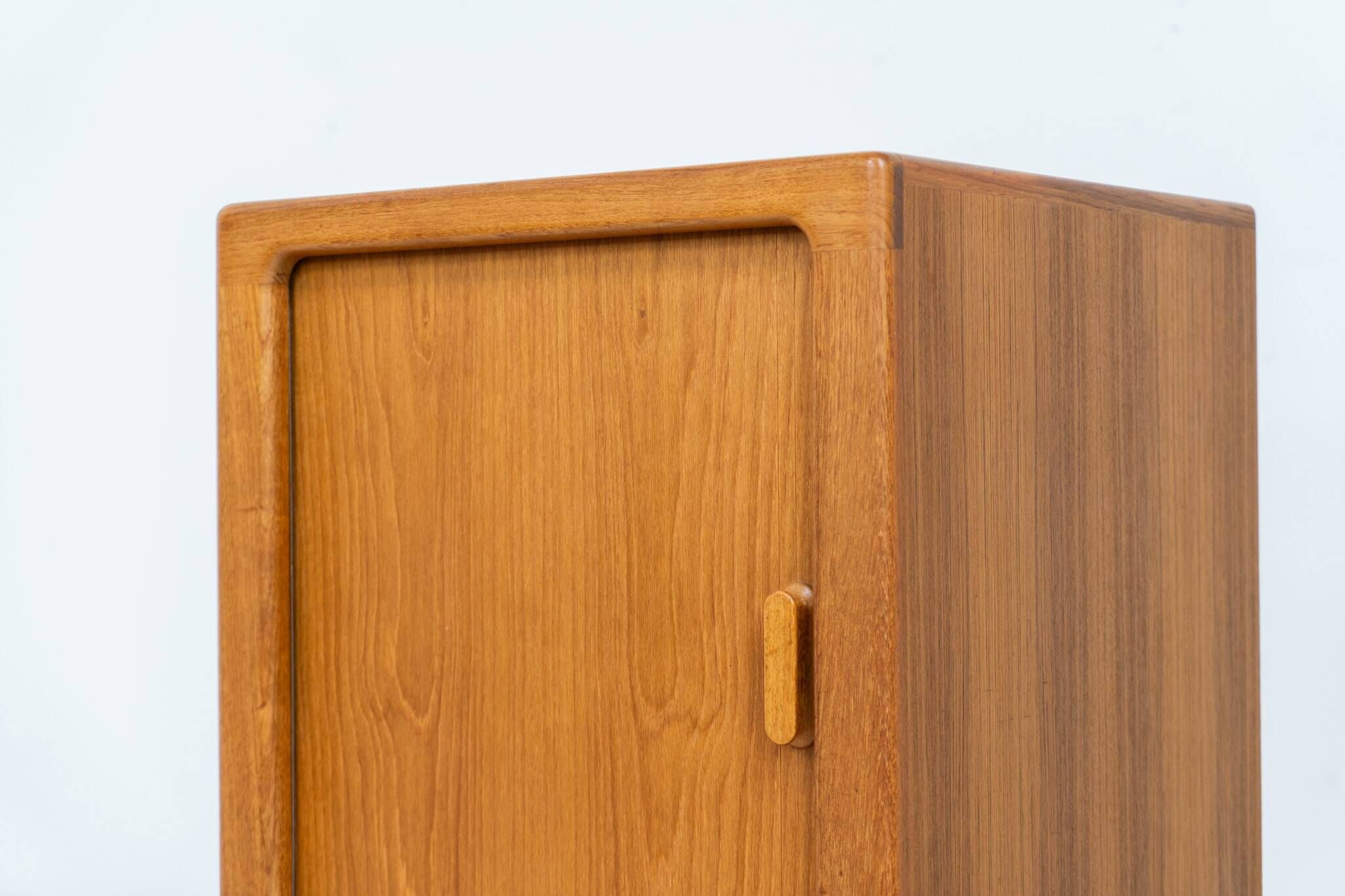 Cabinet avec porte tambour par CFC Silkeborg