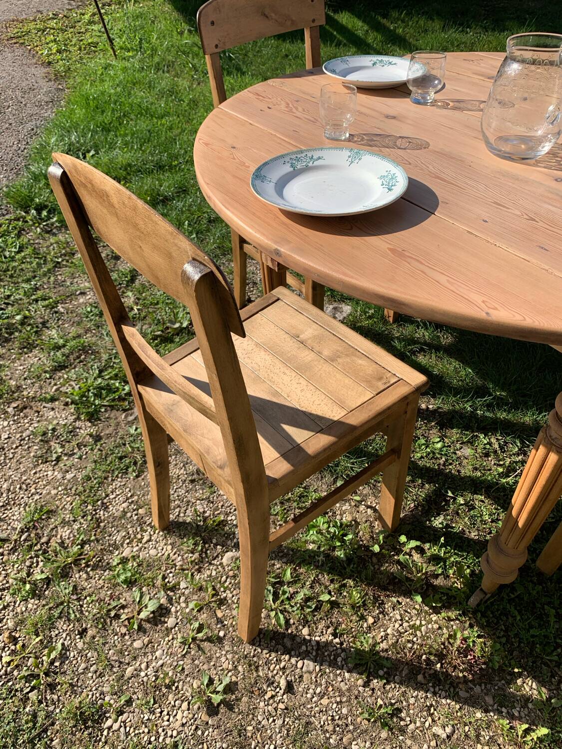 Folding round table