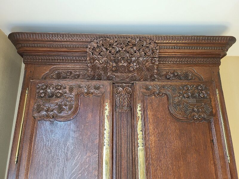 Armoire en chene sculptee du xviii ème siecle