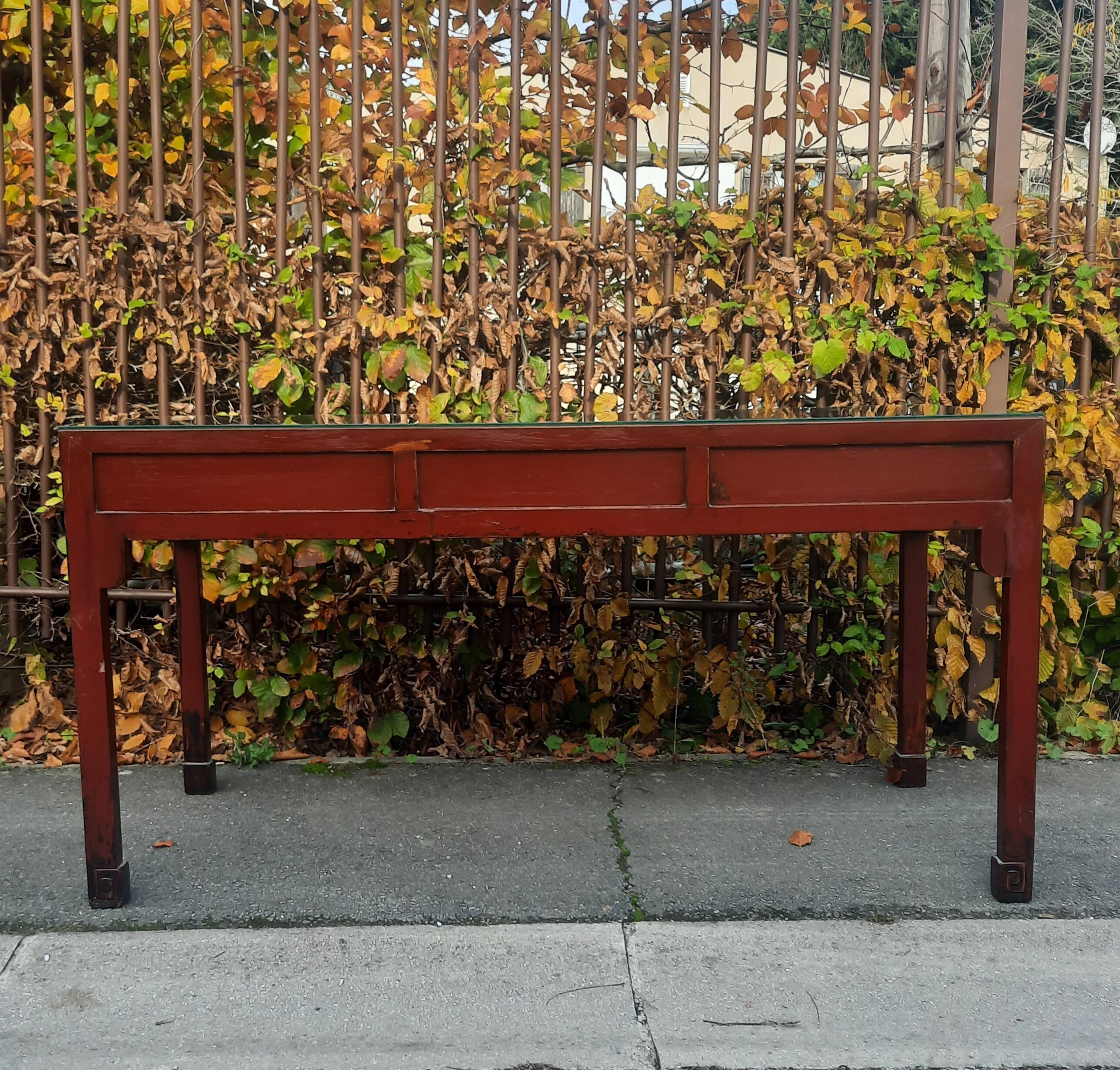 Grande console à tirroir  d extreme orient laquée rouge