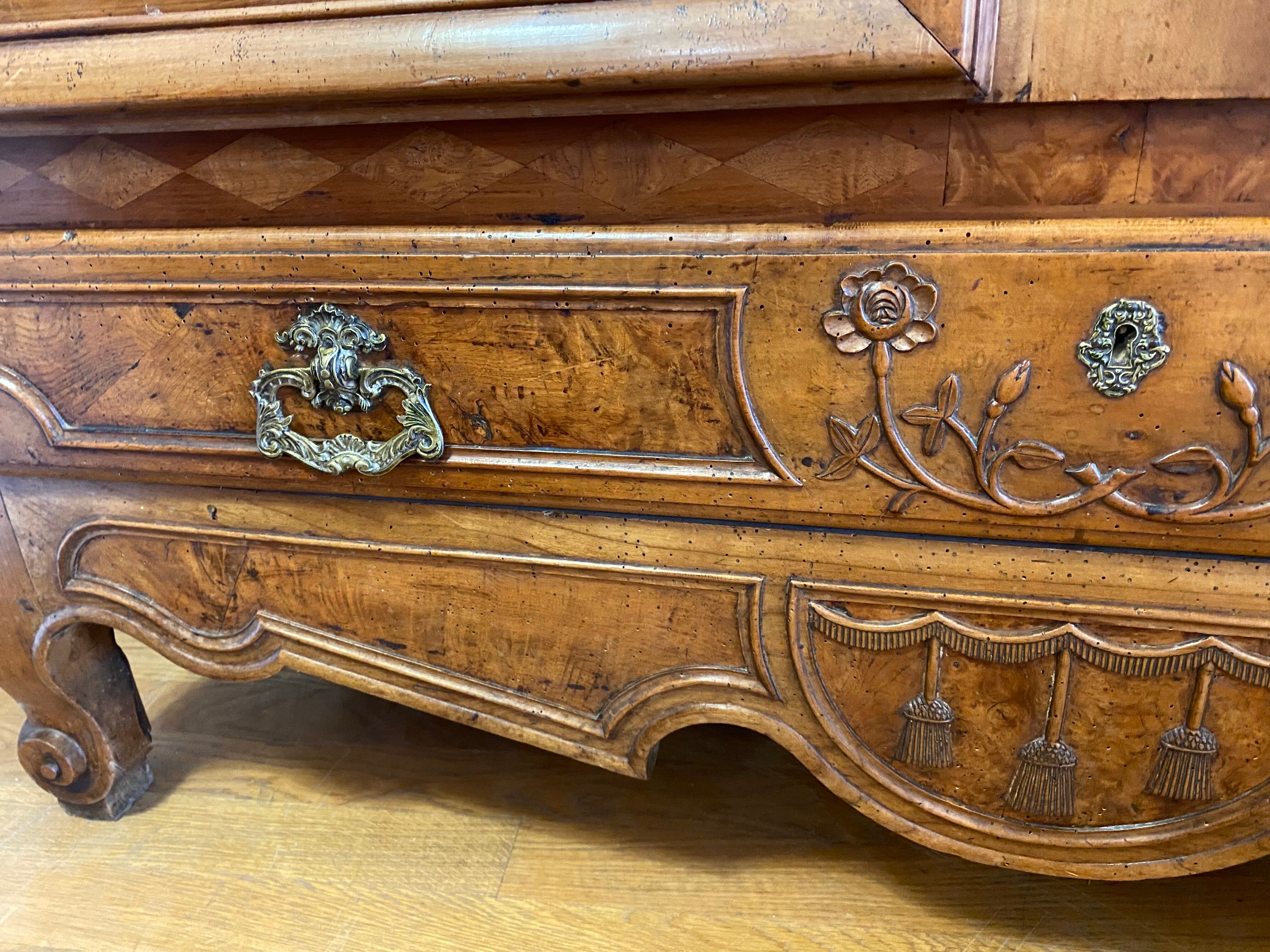 Wedding wardrobe of the Bressan country in walnut and walnut magnifying glass dated 1850