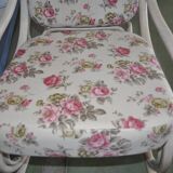 Thonet rocking chair in cream lacquered bentwood, pink floral fabric, period 1890-1919.