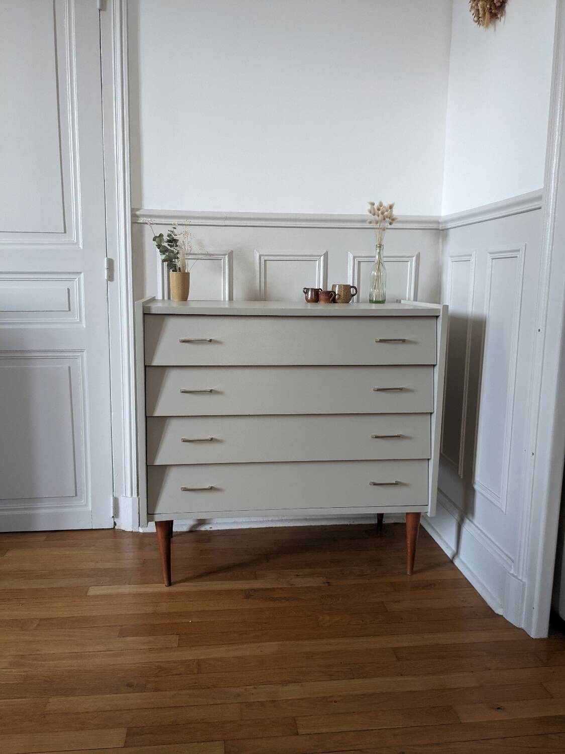 Vintage chest of drawers with spindle legs