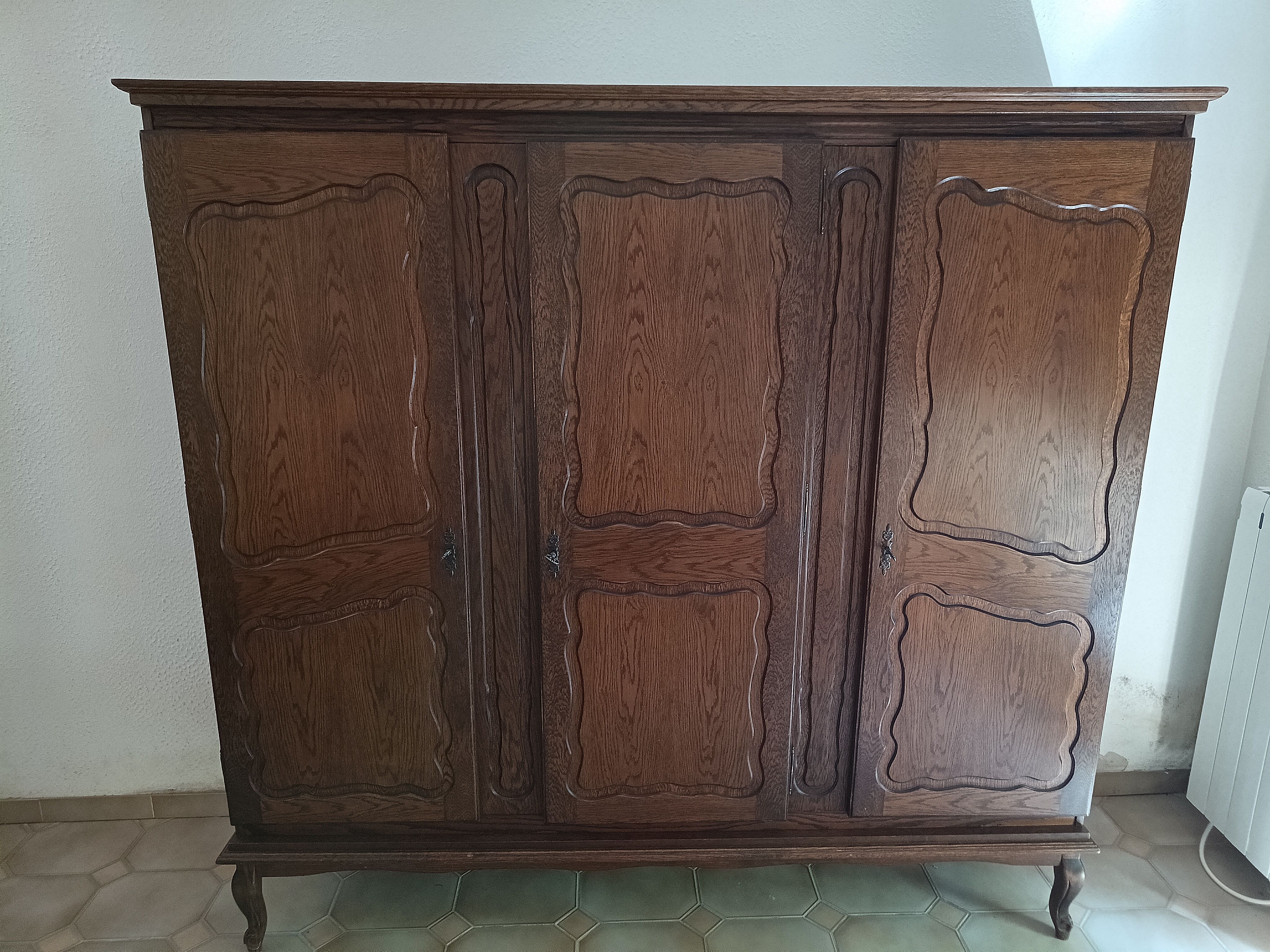 Large antique solid wood wardrobe – 195 x 182 x 55 cm