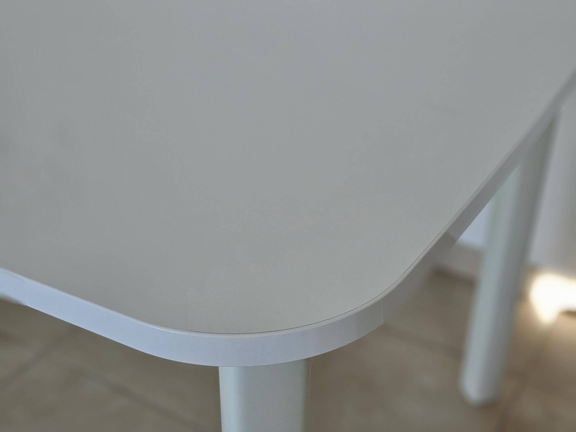 Glossy white table for dining room with white metal legs, in very good condition.