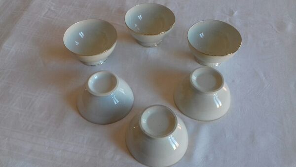Lot de 6 bols en porcelaine du 19ème  siècle, blanc cassé.