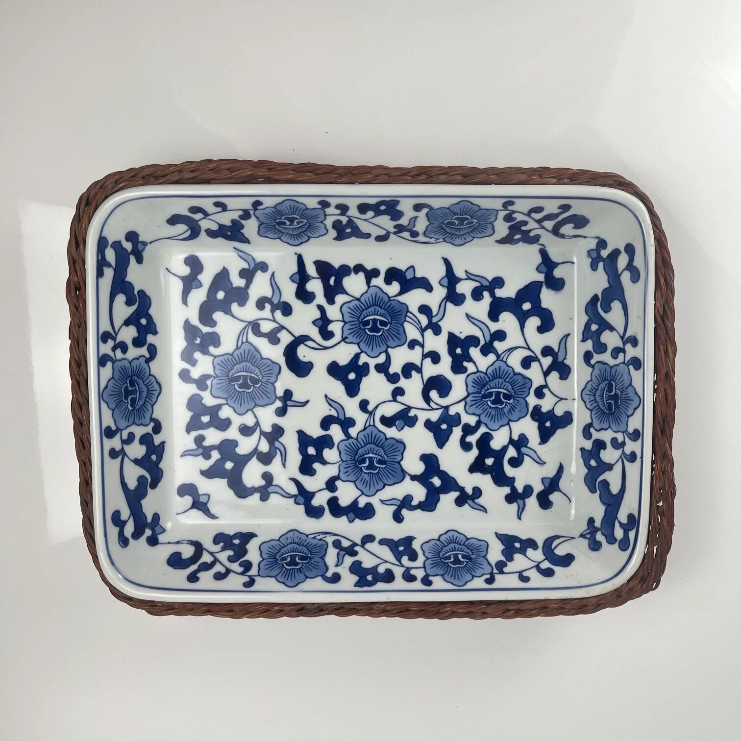 Set of 6 ceramic presentation plates in white and blue, floral pattern with woven wicker frame, 1970s/80s.