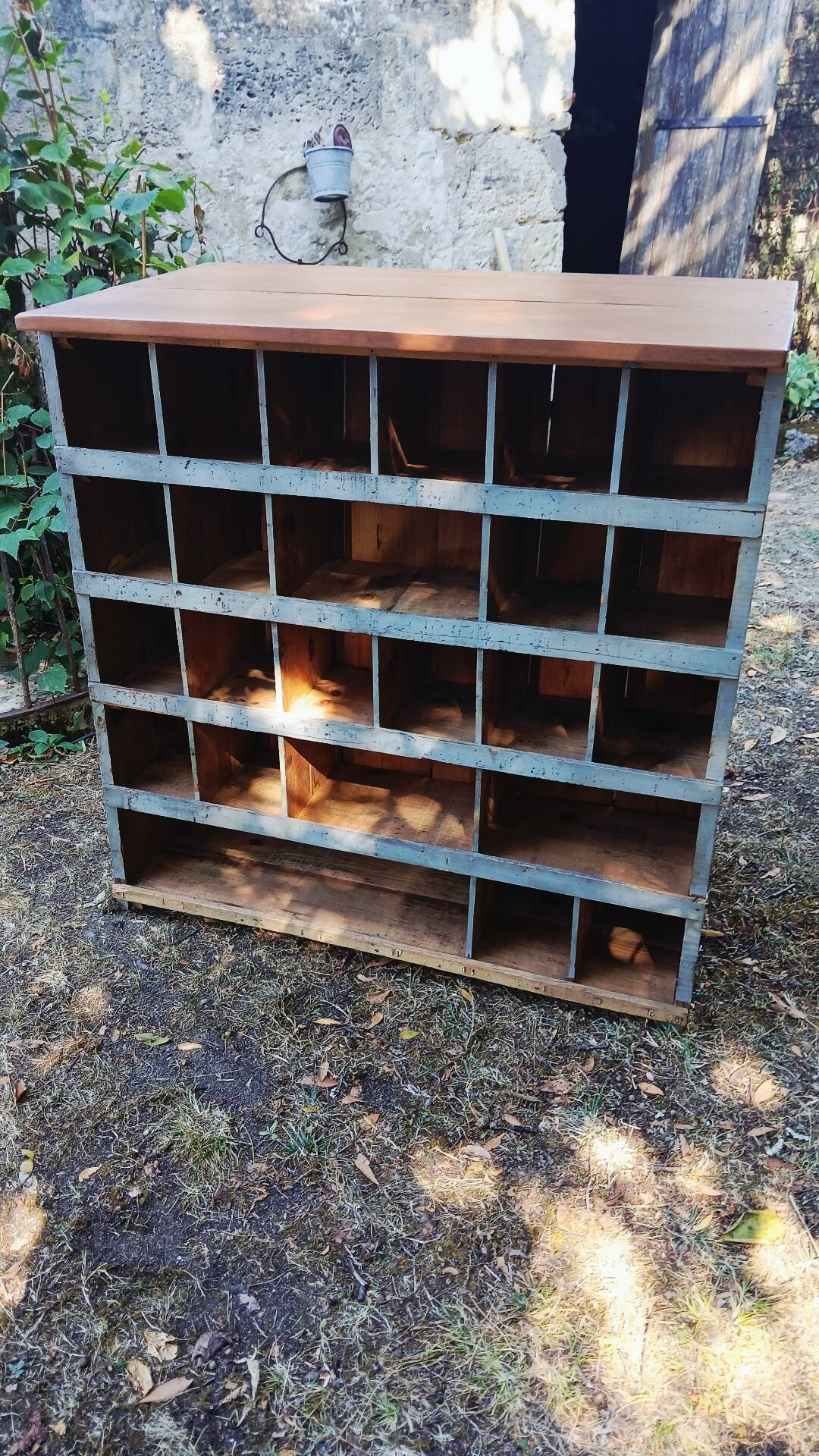 Workshop furniture with double-sided lockers