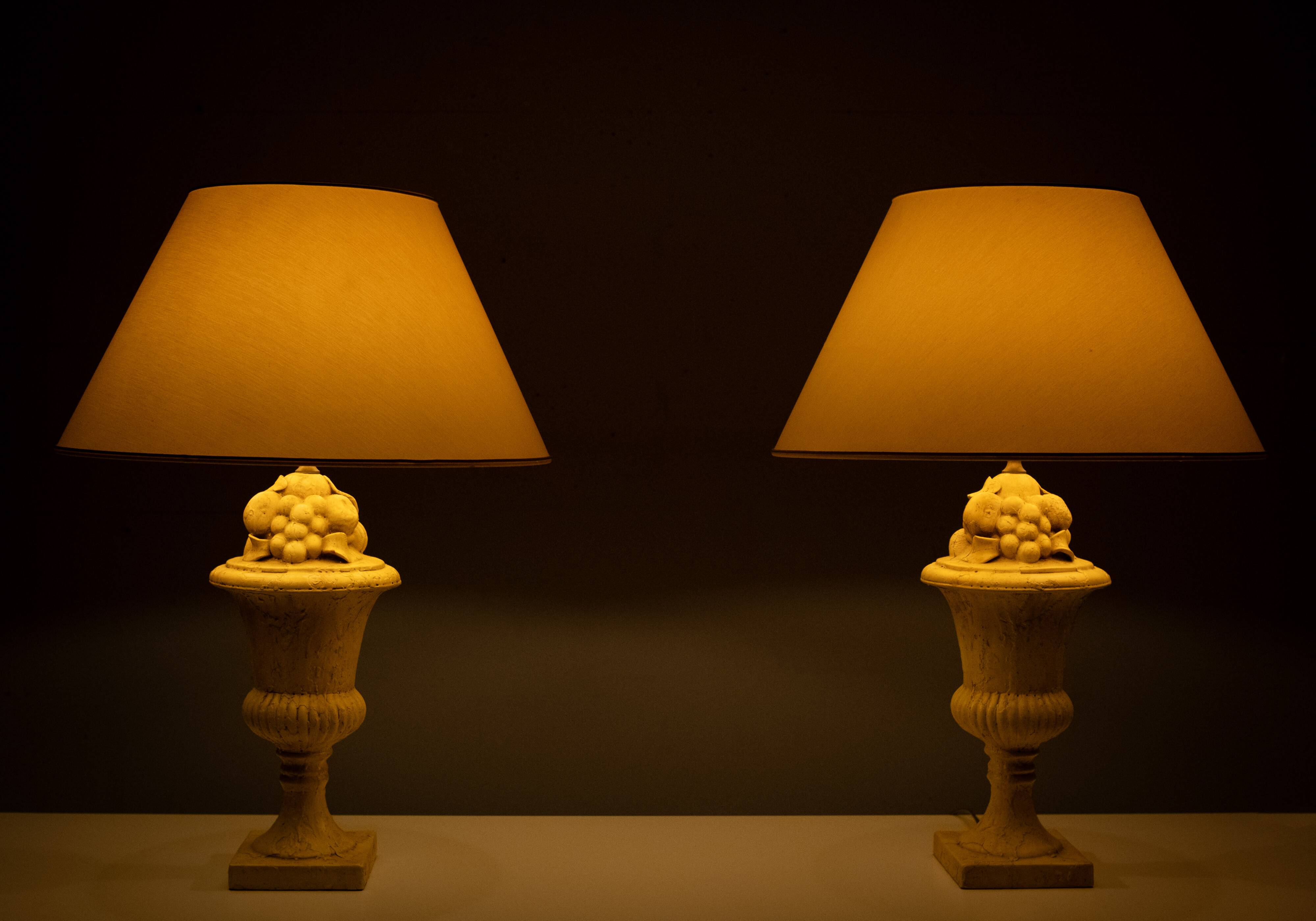 Lampes de table en céramique avec des motifs de fruits, urnes classiques grecques, années 1970, Italie.