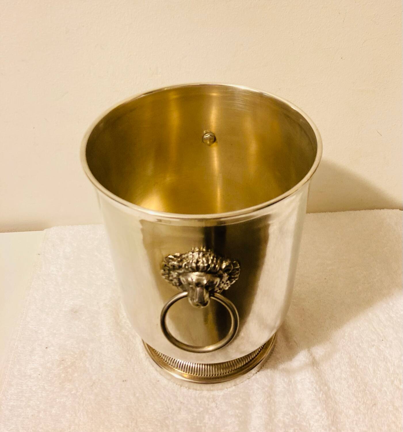 Silver-plated champagne bucket with lion heads from the 20th century, stamped.