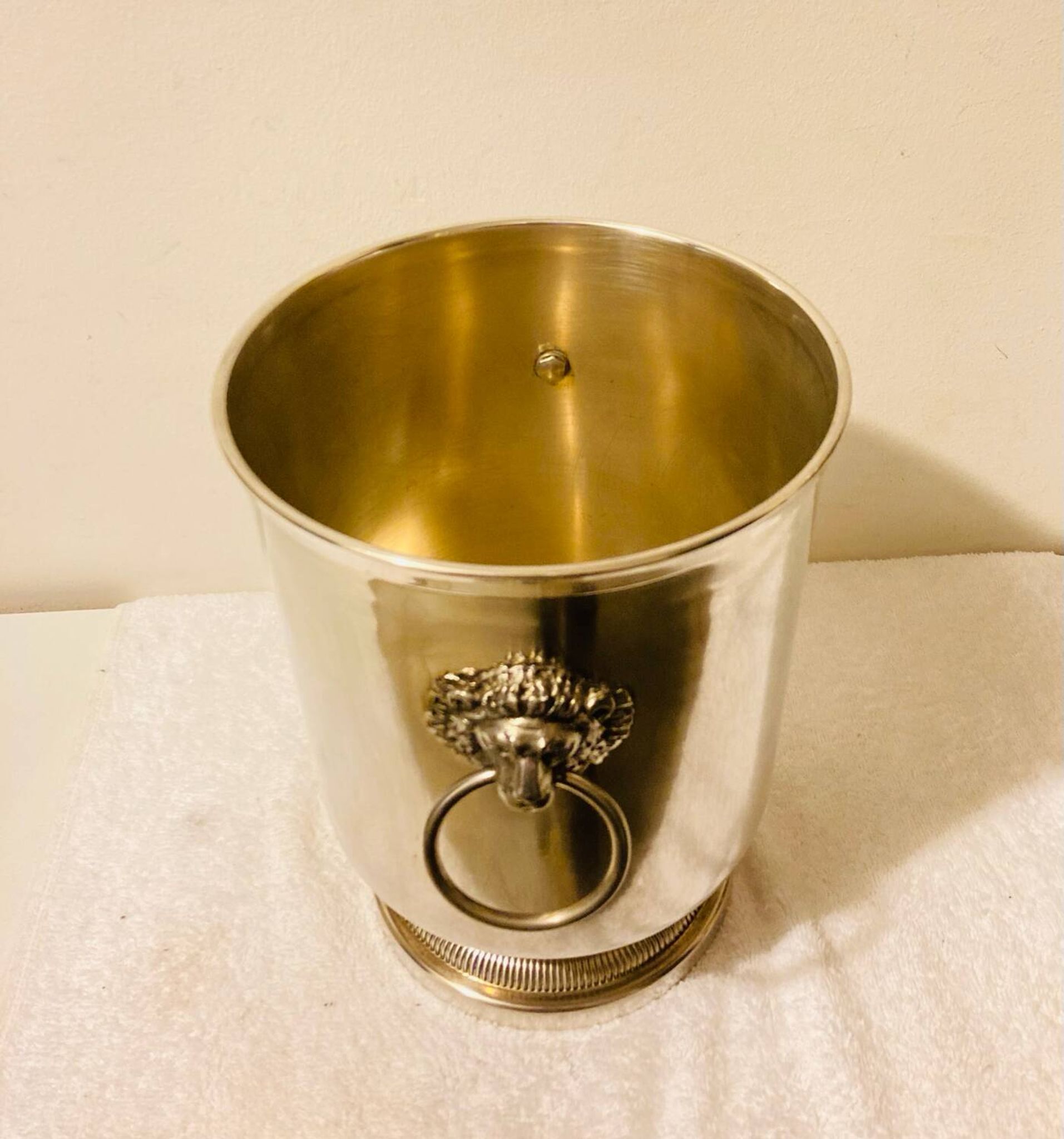 Silver-plated champagne bucket with lion heads from the 20th century, stamped.