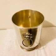 Silver-plated champagne bucket with lion heads from the 20th century, stamped.