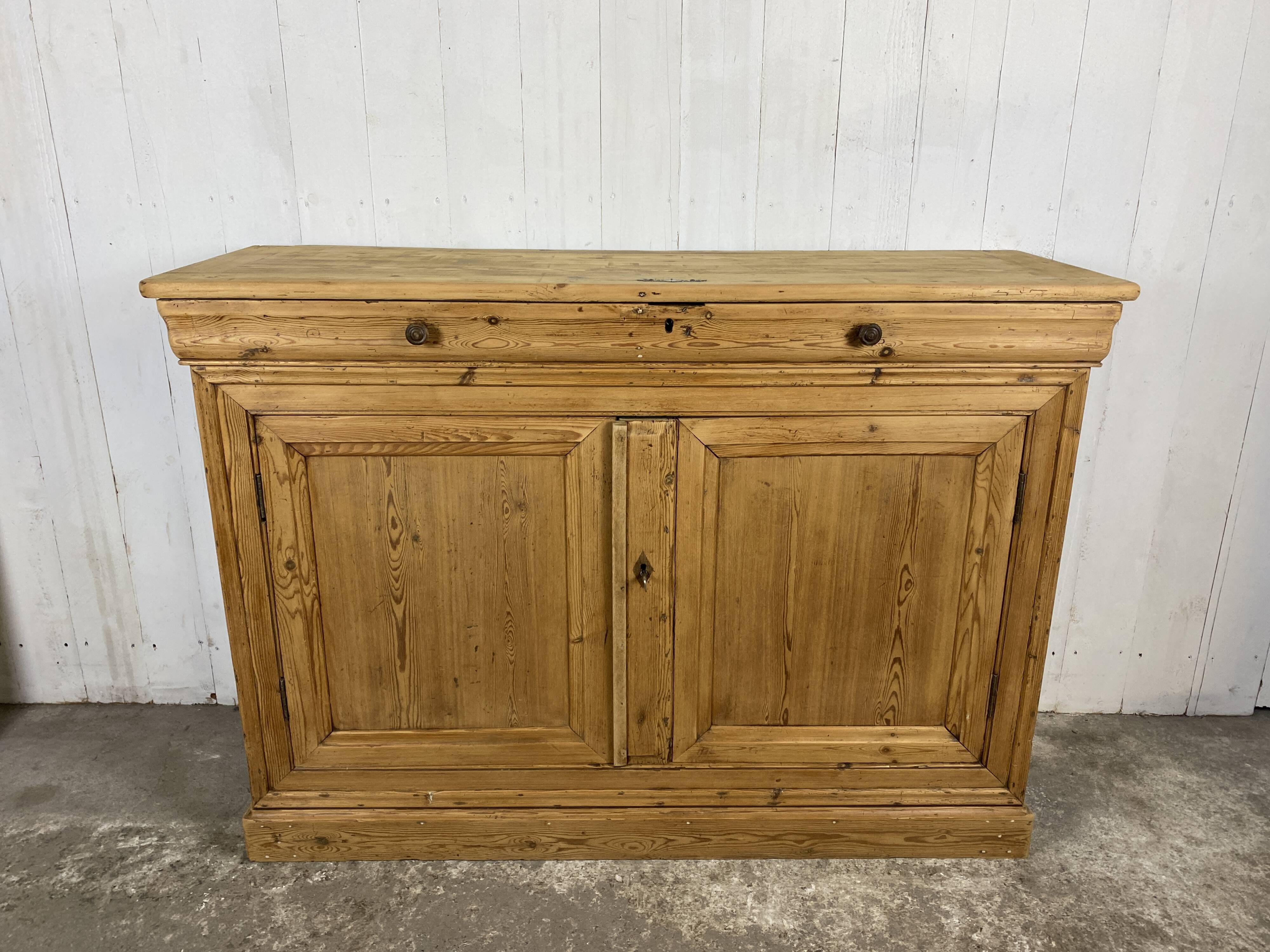 Country buffet in pitchpin