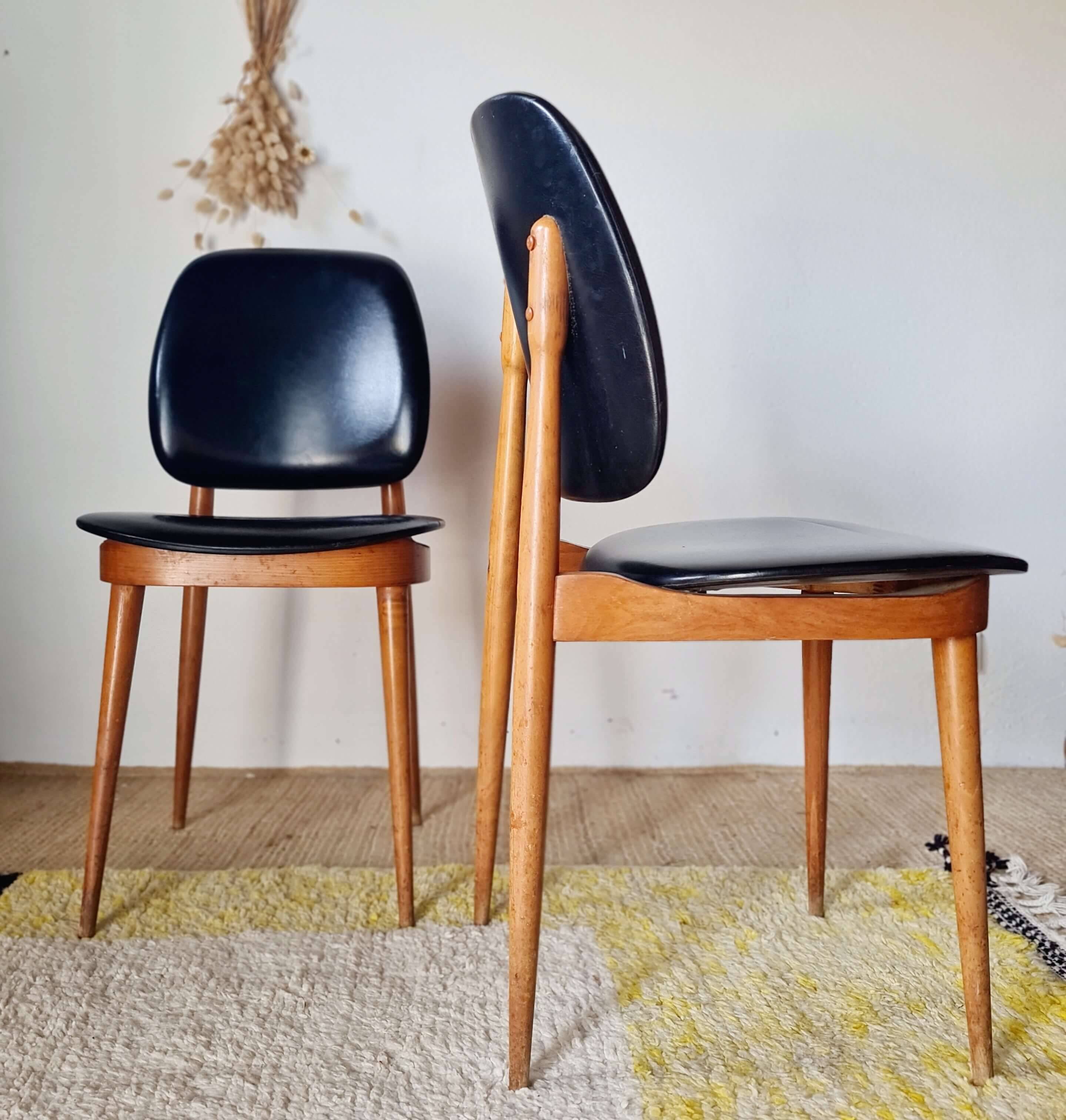 Paire de chaises vintage 1960 – Pieds compas & Simili-cuir noir