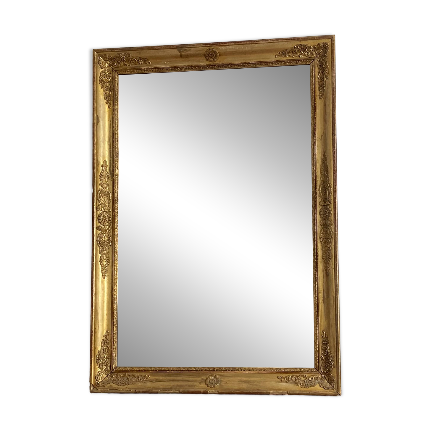 Golden mirror from the late 19th century with decoration. 96x68.