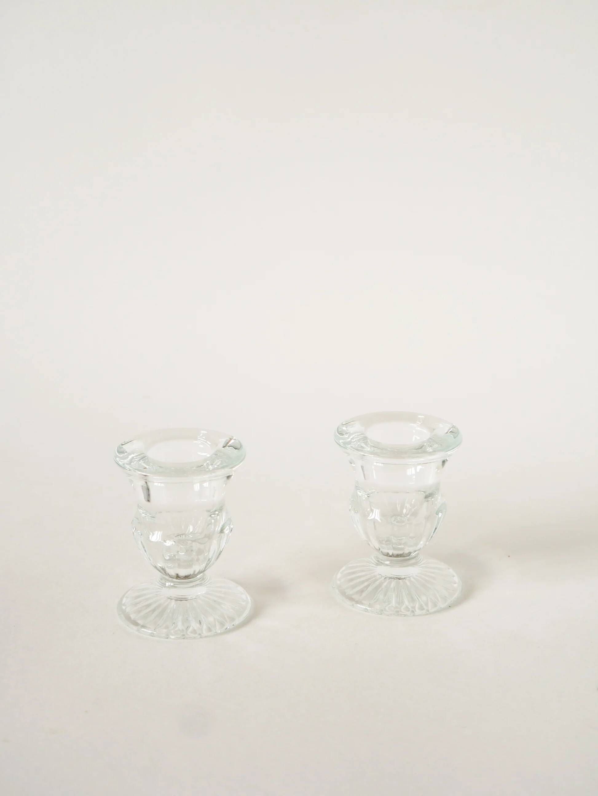 Paire de petits bougeoirs en verre moulé, 1950