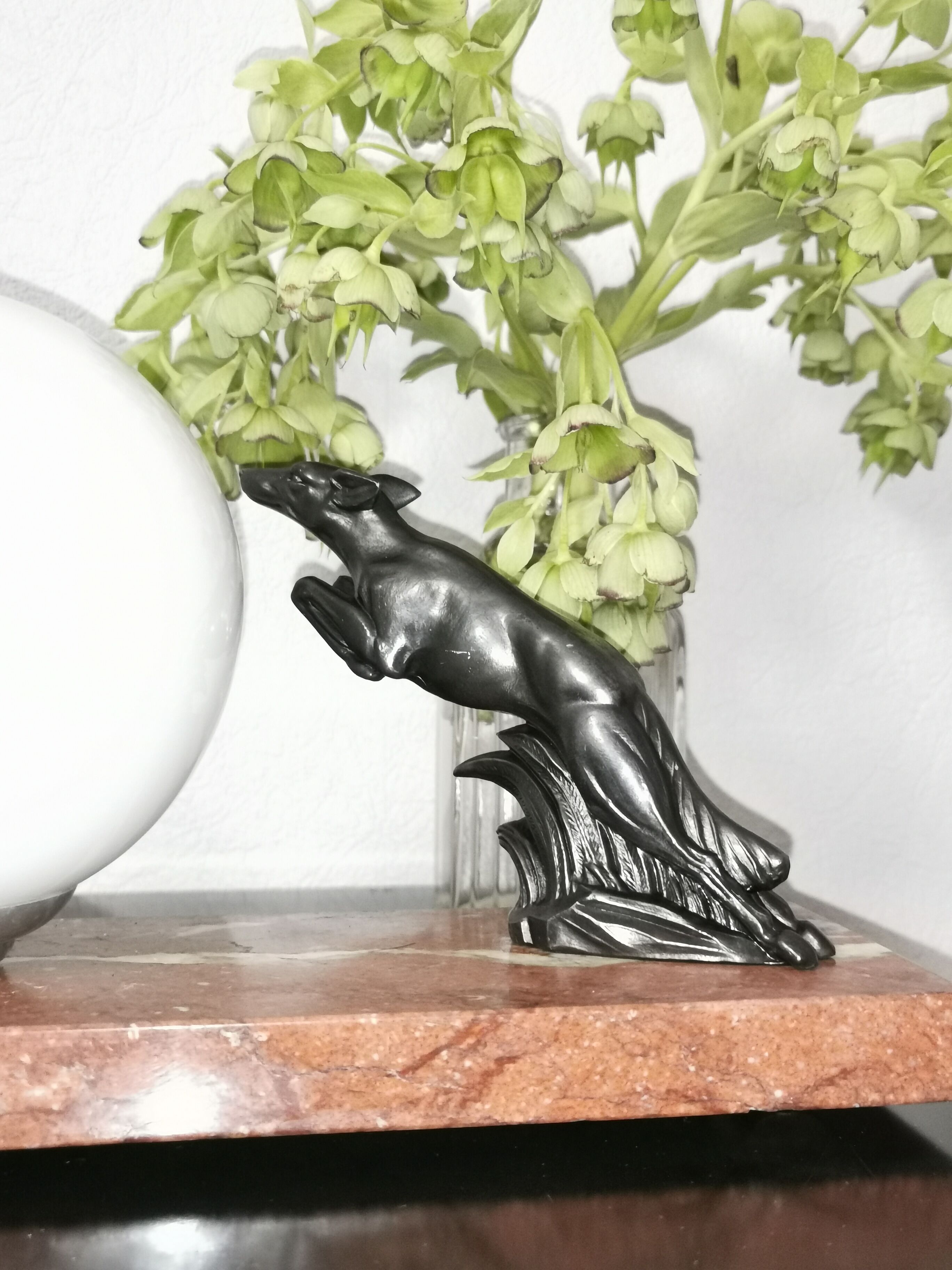 Art deco lamp, marble, globe, opaline and greyhounds in regulation, 1930