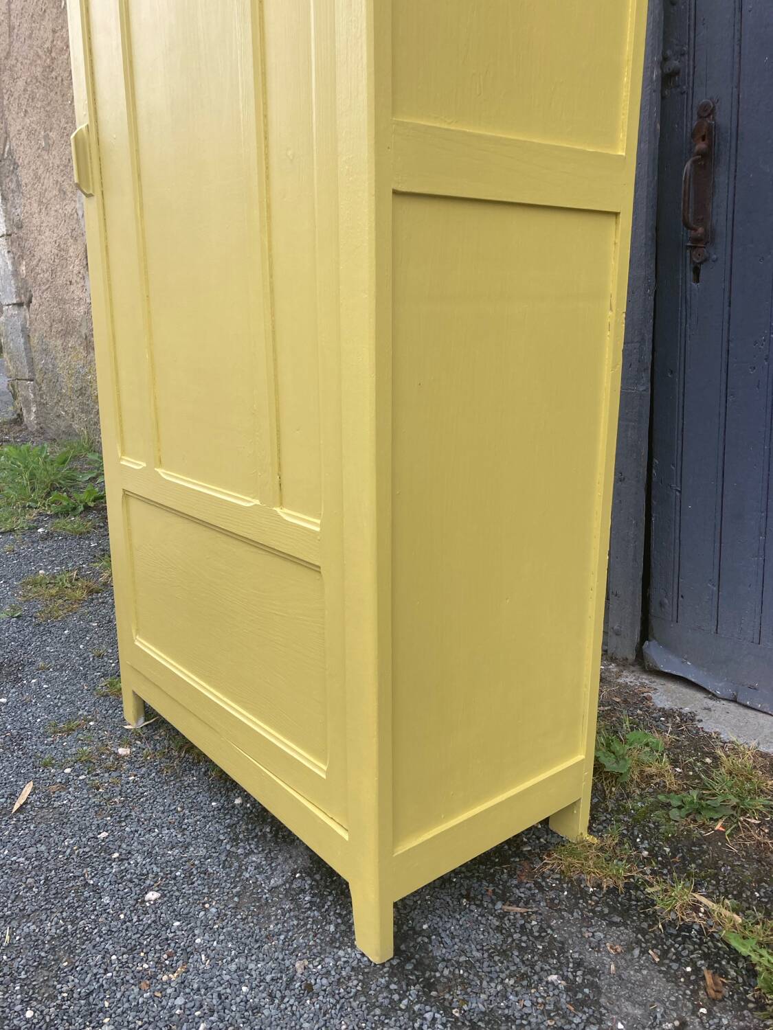 Simple yellow Parisian wardrobe