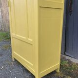 Simple yellow Parisian wardrobe