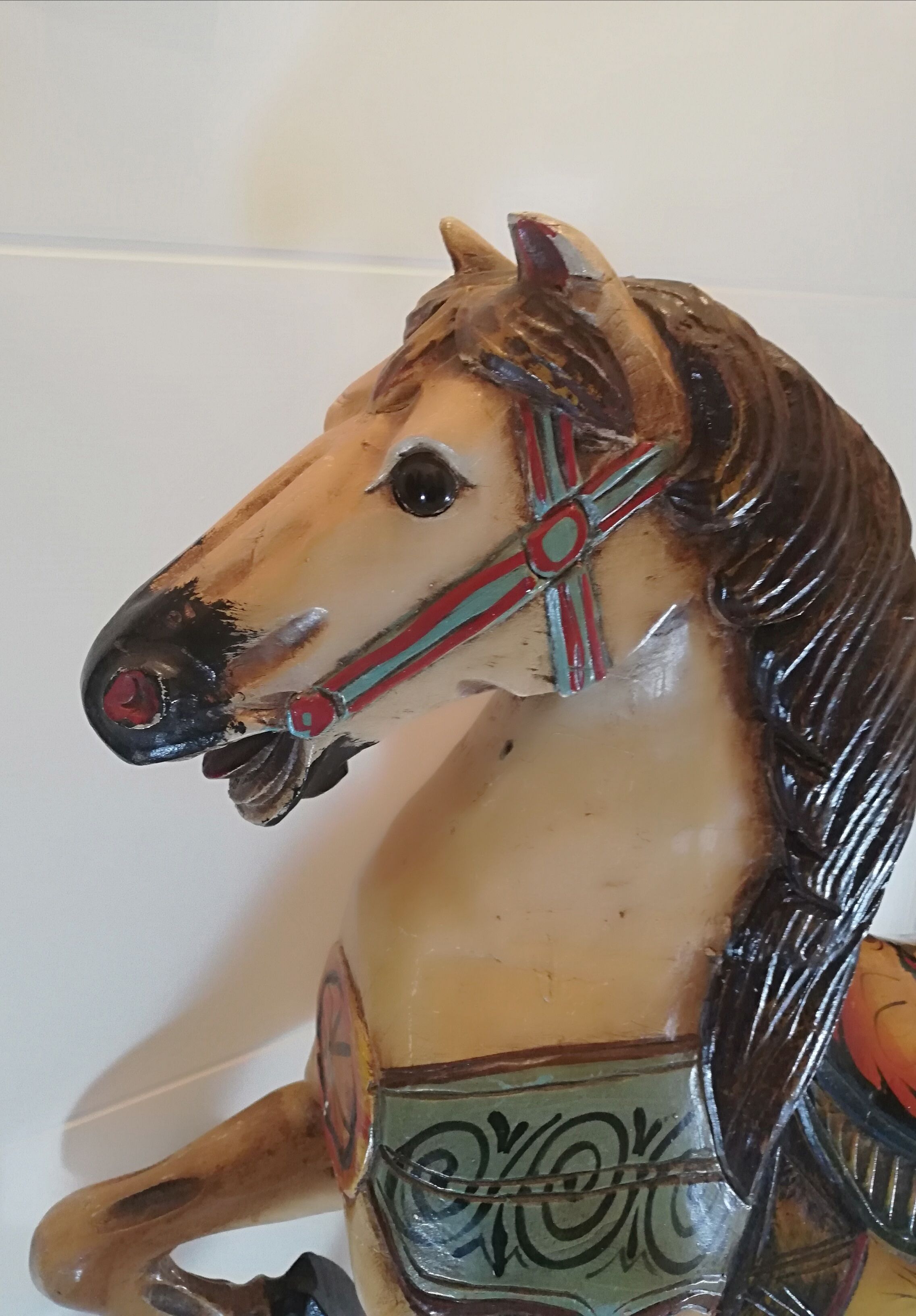 Cheval cabré de manège ou de carrousel forain en bois