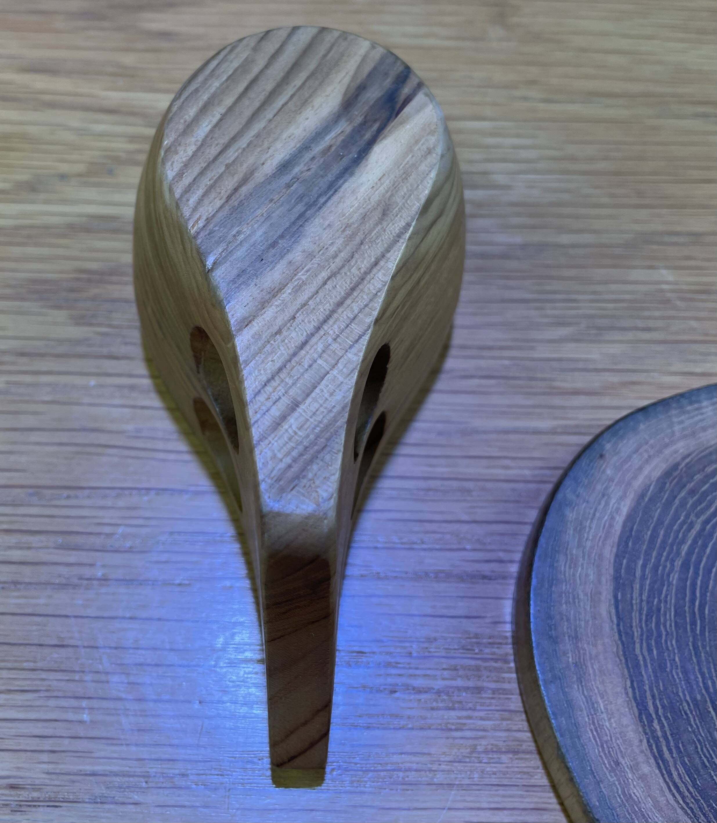 Service de tasses en bois avec soucoupes