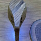 Service de tasses en bois avec soucoupes