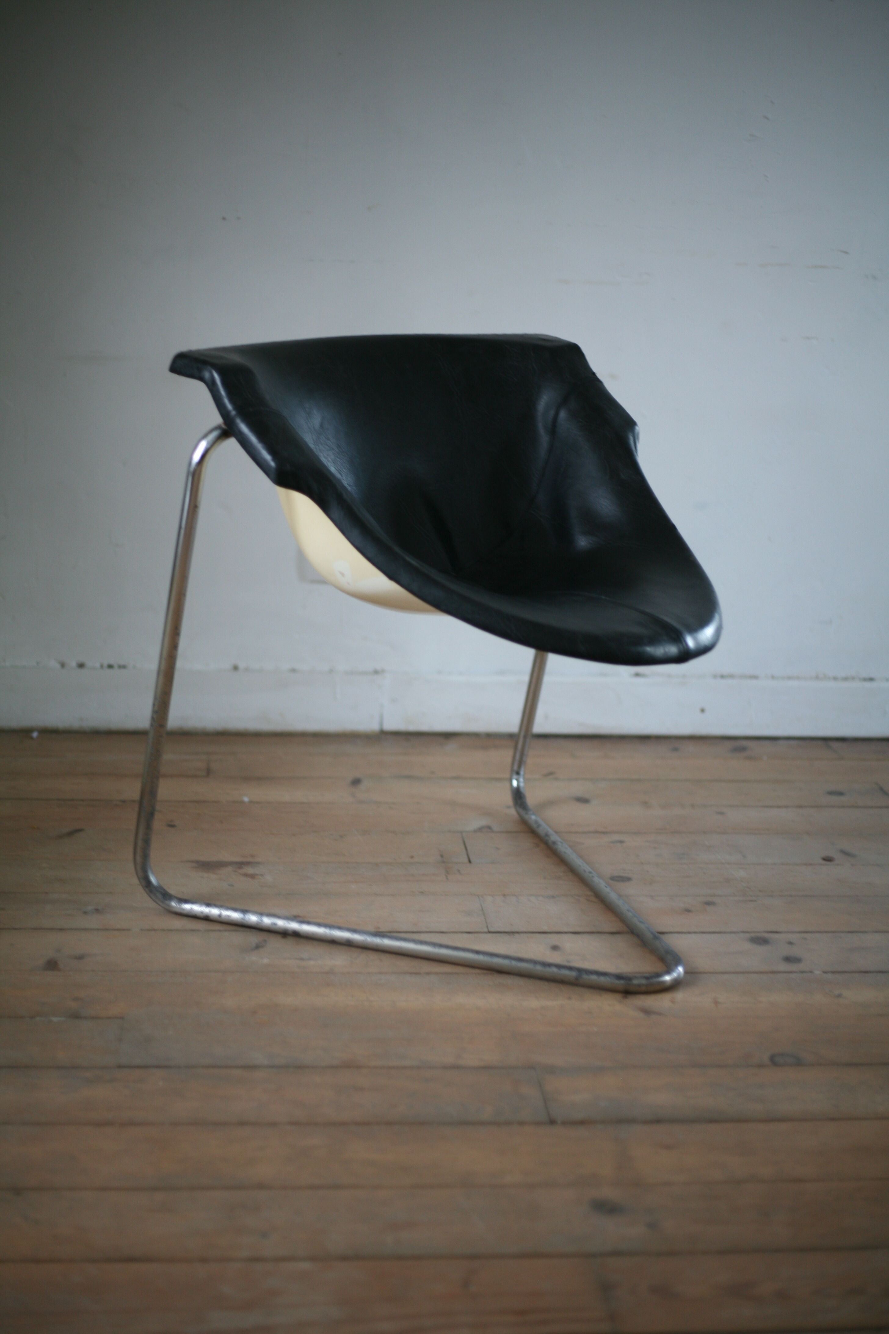 Pussycat chair, Steiner edition, design by Kwok Hoi Chan, France , 1969