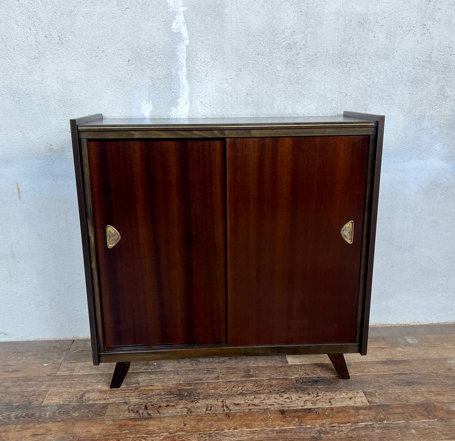 Furnished shoe cabinet with sliding doors