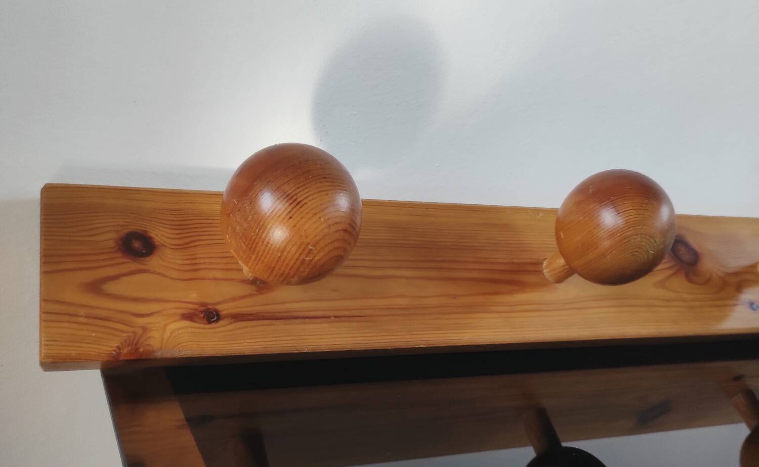 Wall-mounted coat rack with 3 ball hooks in solid pine – Scandinavian design