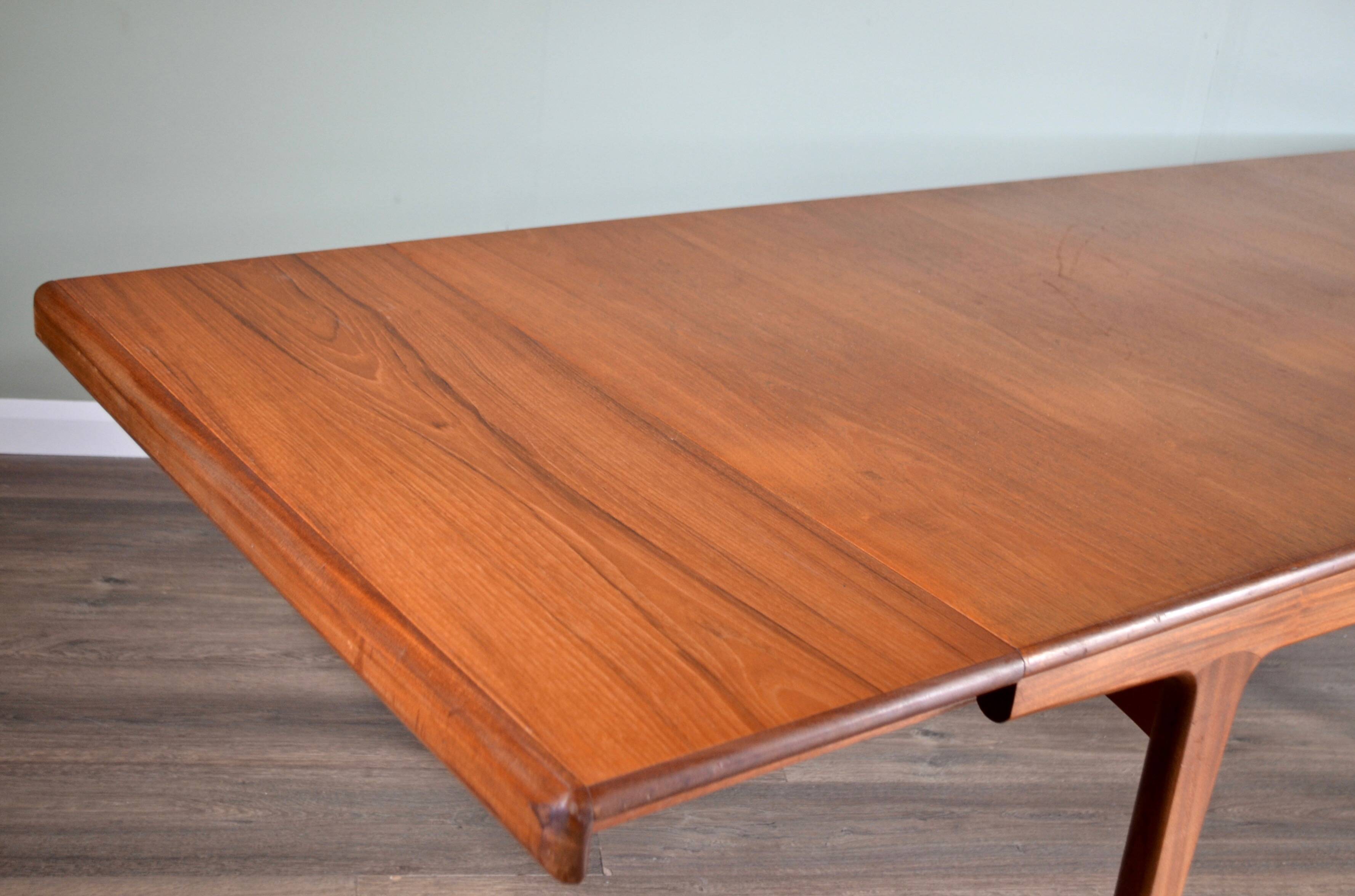 Danish Midcentury Extending Teak Table. Vintage / Modern / Retro / Scandinavian.