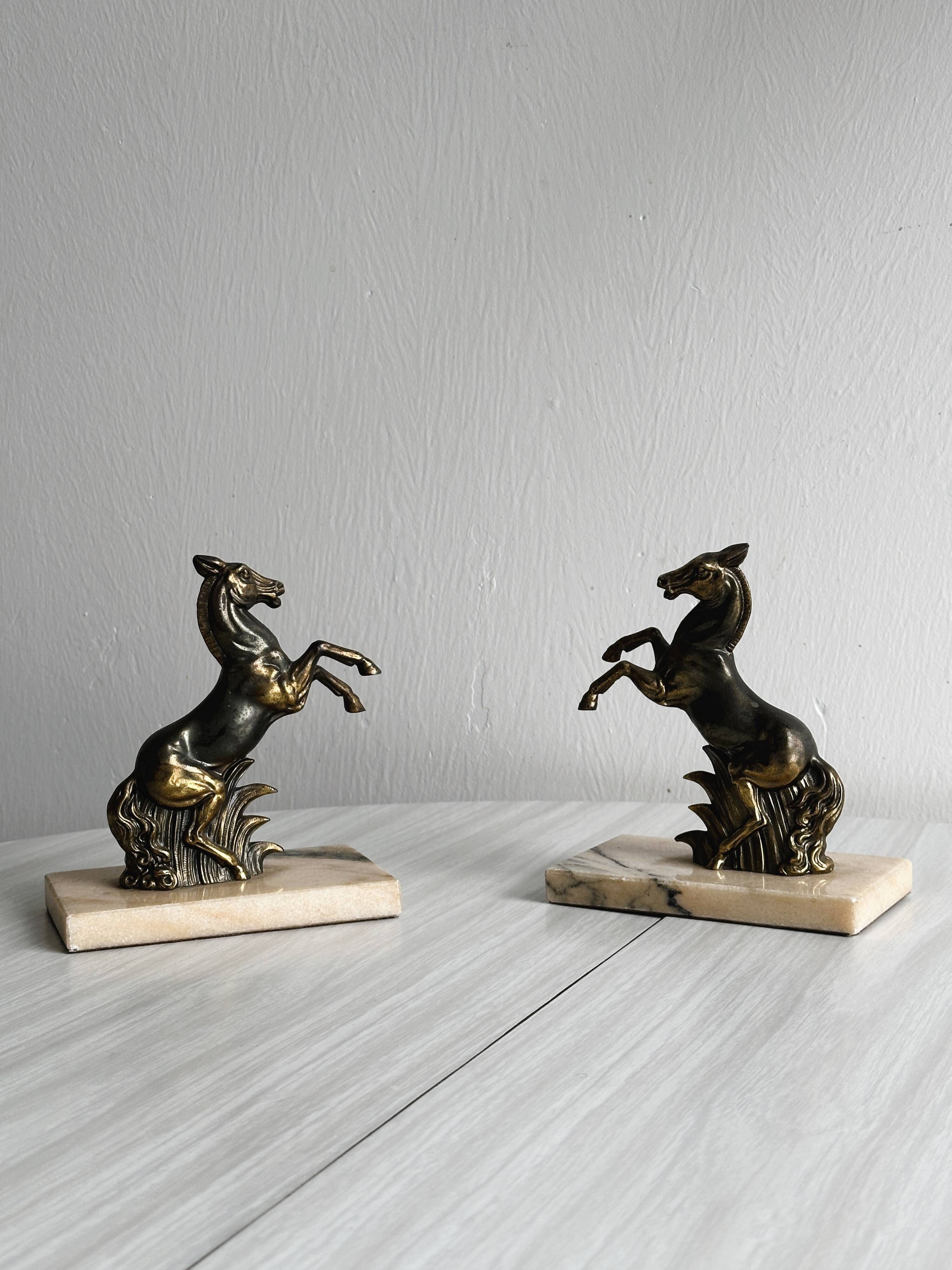 Paire de serre-livres en métal doré