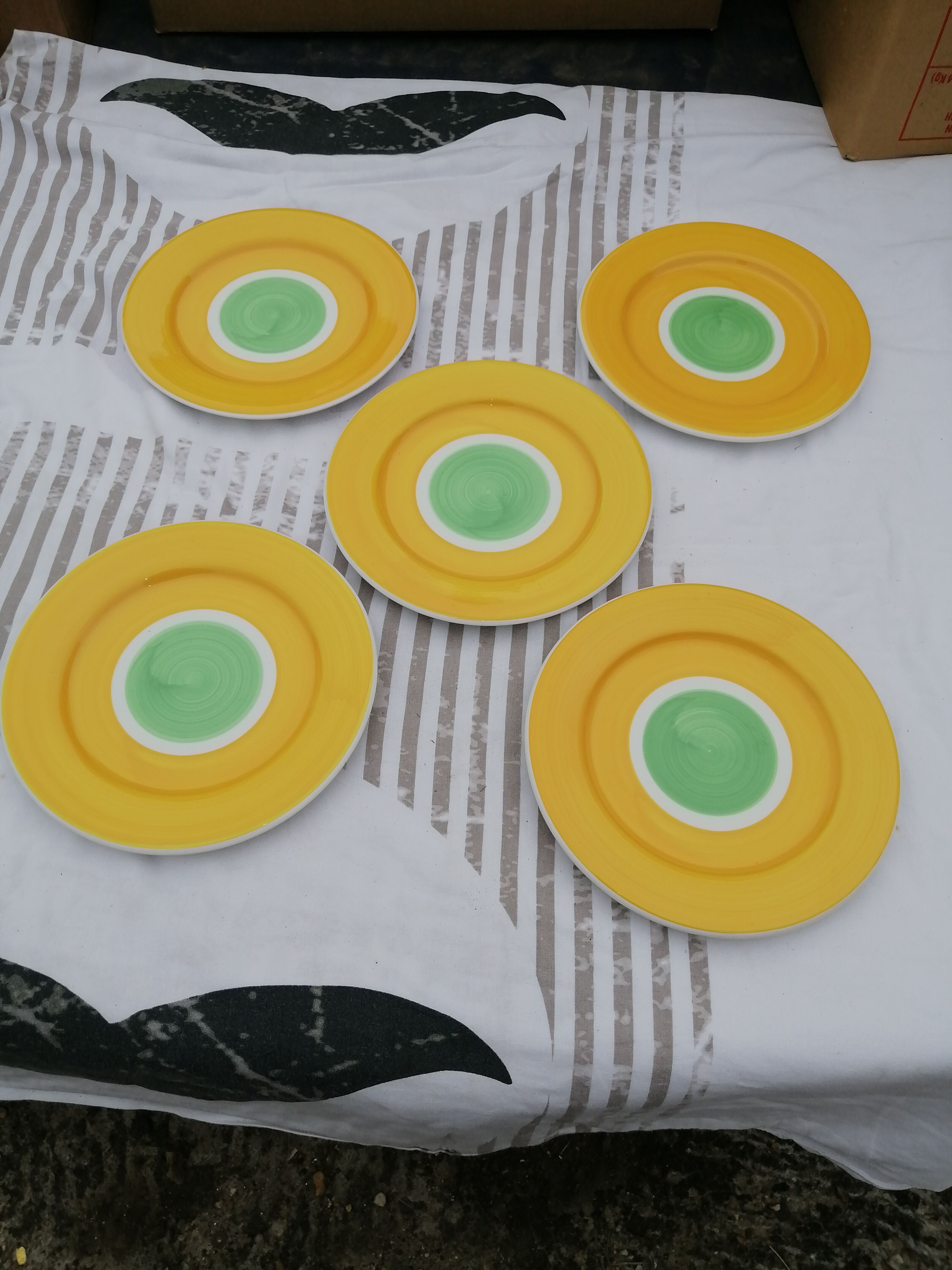 Yellow and green dessert plates