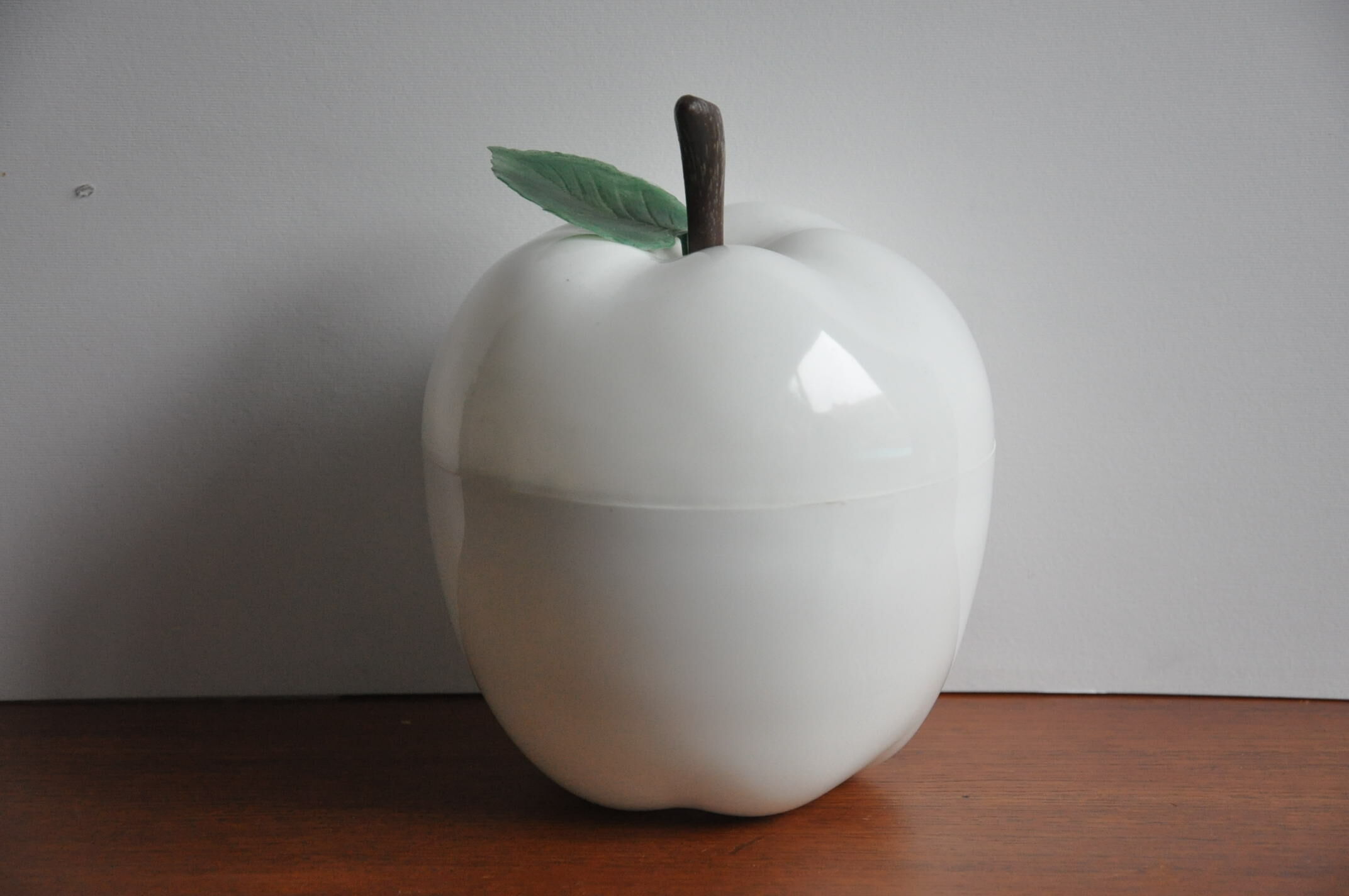 White vintage Apple ice