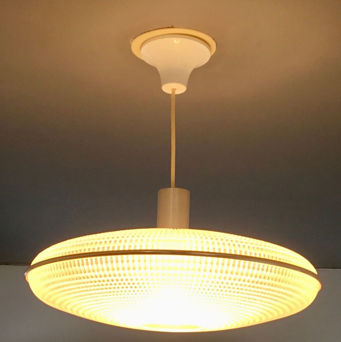 Space age suspension in the shape of a flying saucer - design 1960