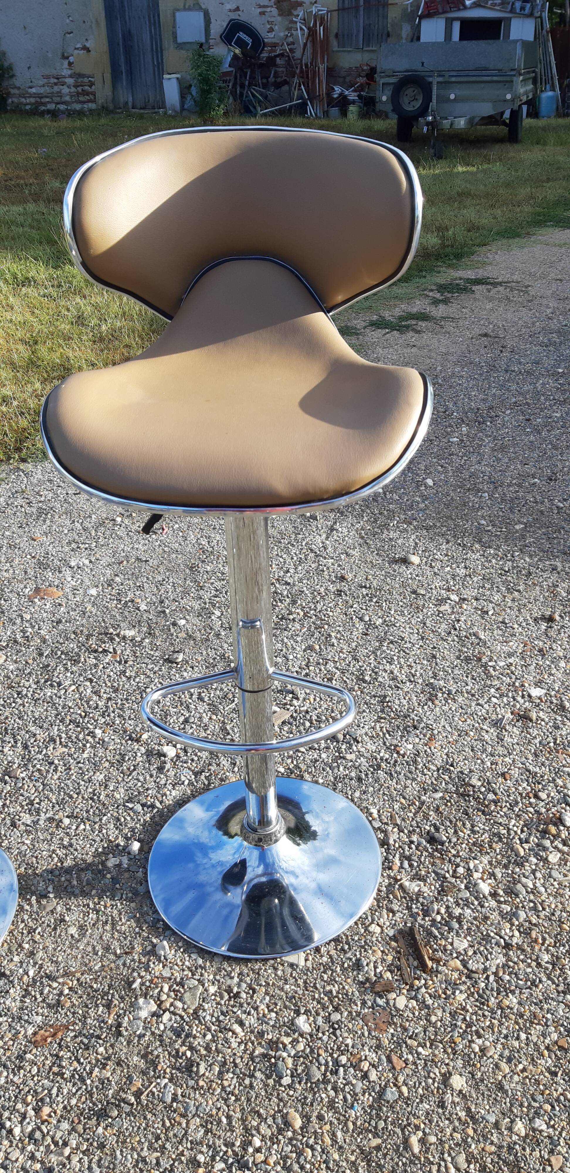 Paire de tabourets de bar vintage chrome et skai