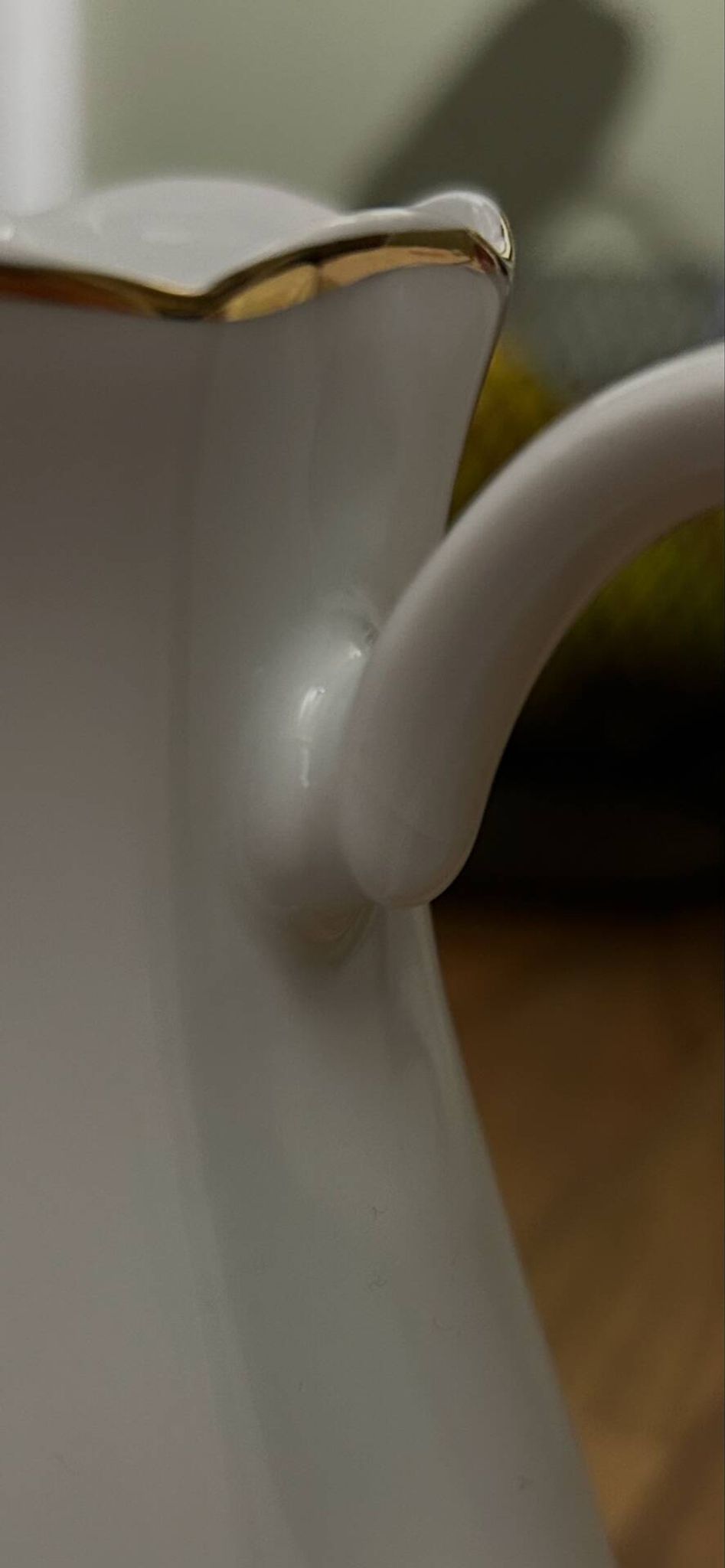 Cafetière vintage en porcelaine blanche et filet doré