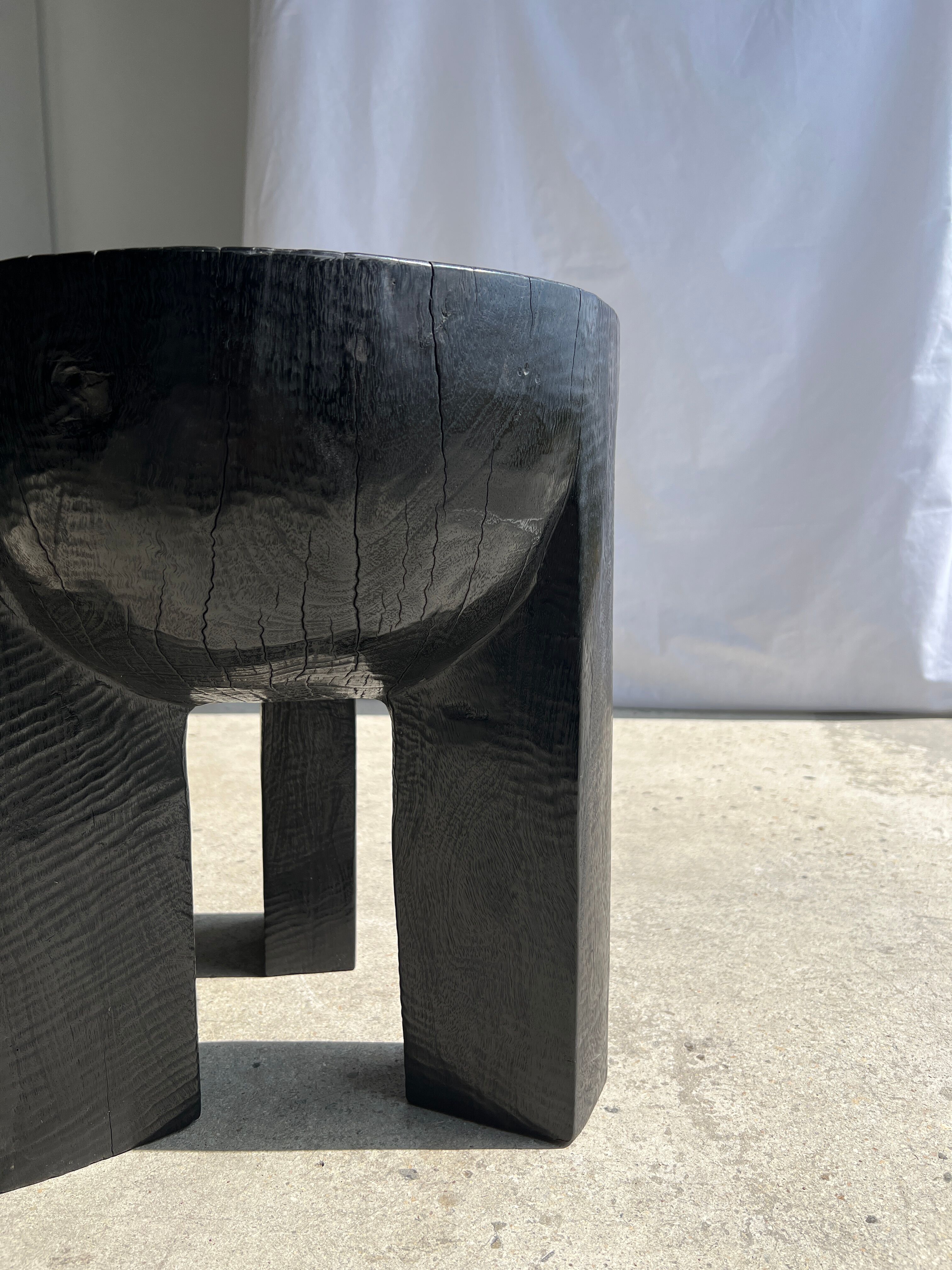 Black mango wood tripod side table with a semi-spherical top, height: 45 cm, diameter: 44 cm.