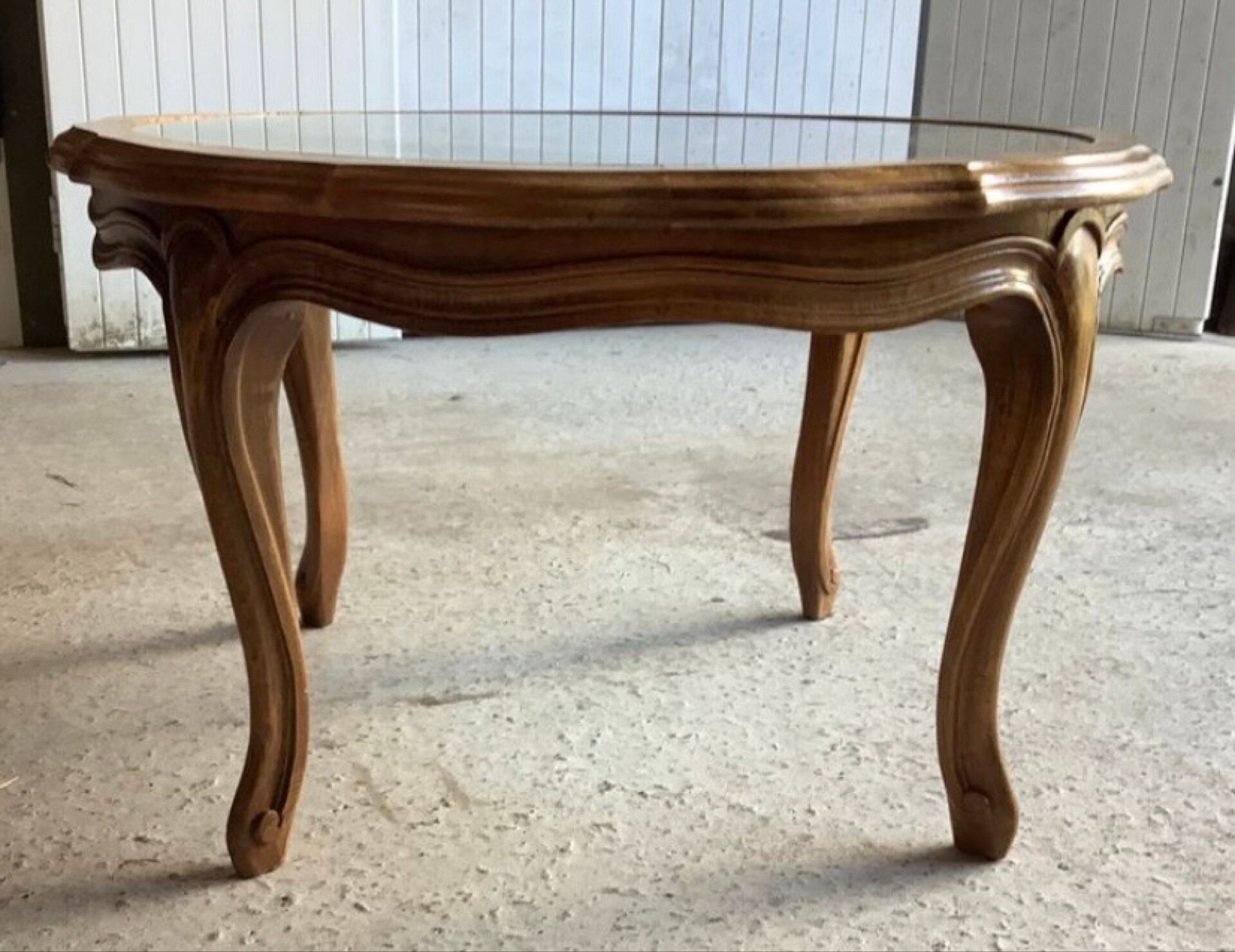 Table basse ronde — cannage, rosace & plateau verre — bois doré