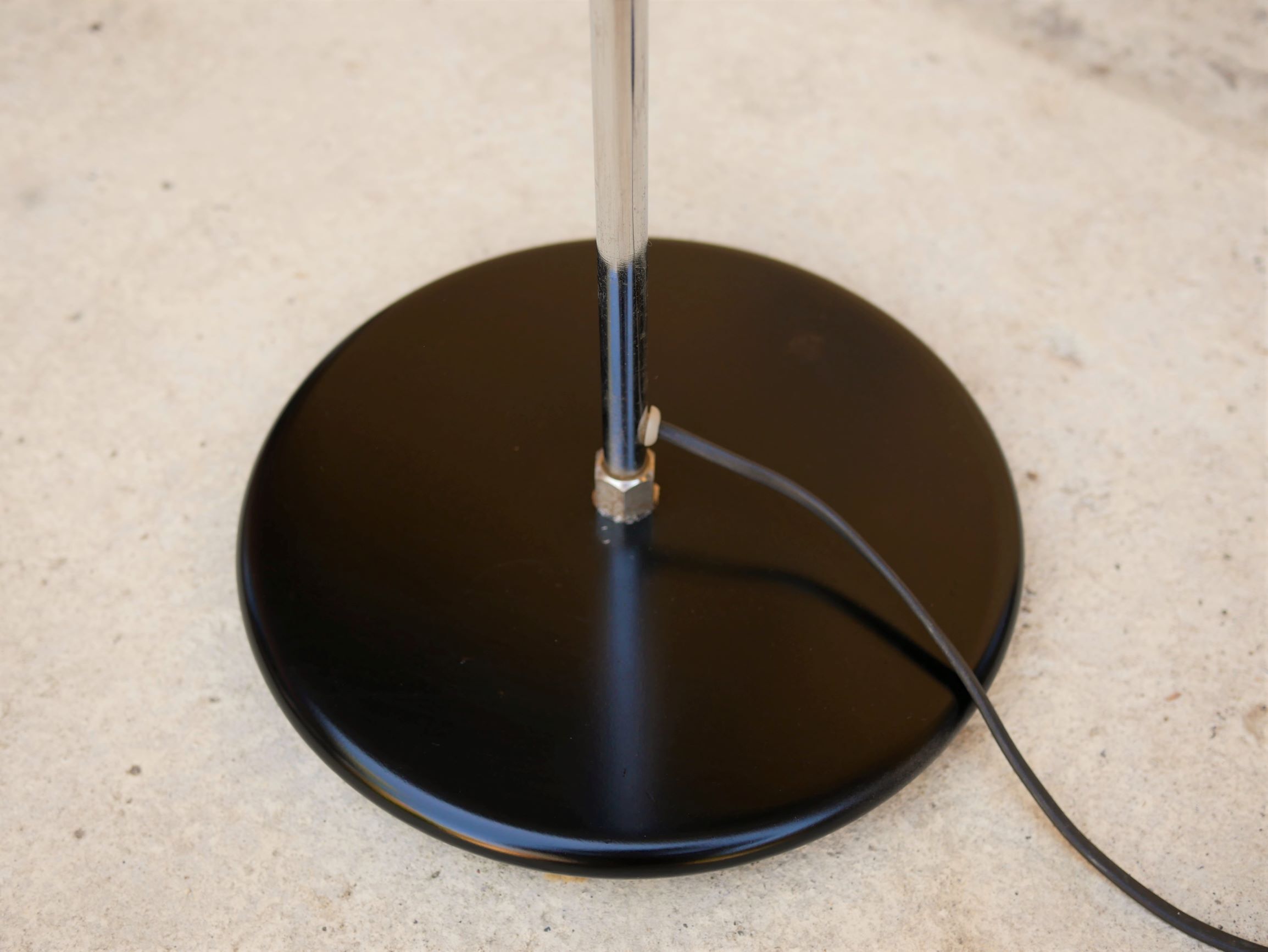 Lampadaire en métal noir avec 2 spots