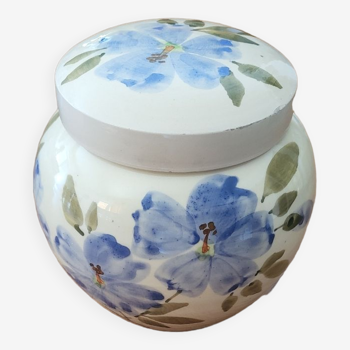 Ceramic pot and its lid
