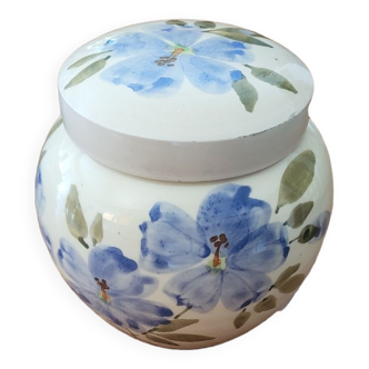 Ceramic pot and its lid